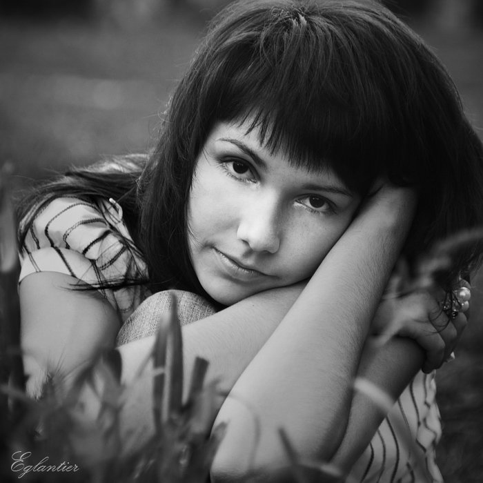 девушка, портрет, квадрат, трава, чб, Ольга Глушкова