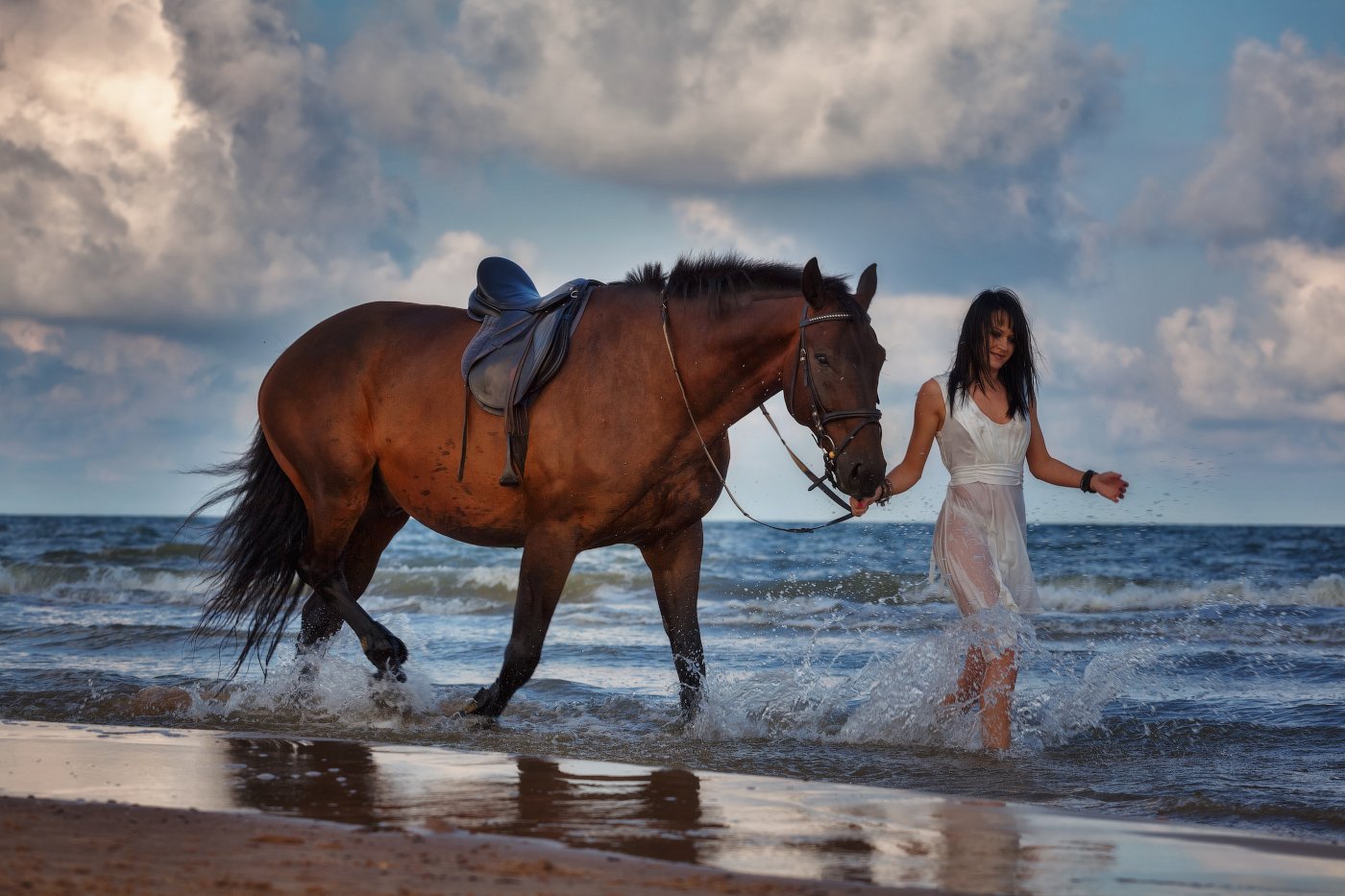 Лошадь с 2 девушками. Лошади и море. Фотосессия с лошадью на море. Лошадь на побережье. Конь на берегу.