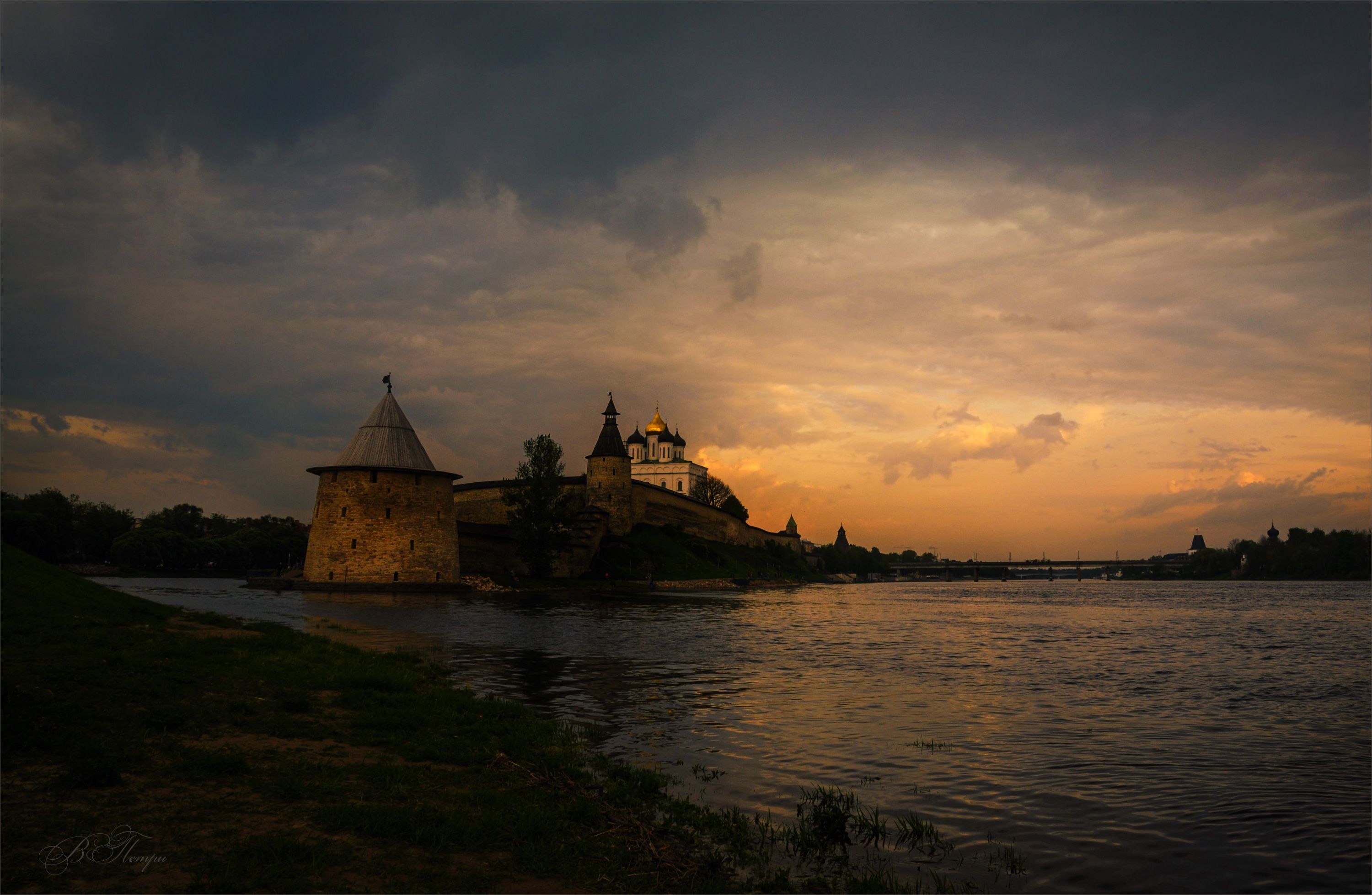 башни стены храм река закат, Вера Петри
