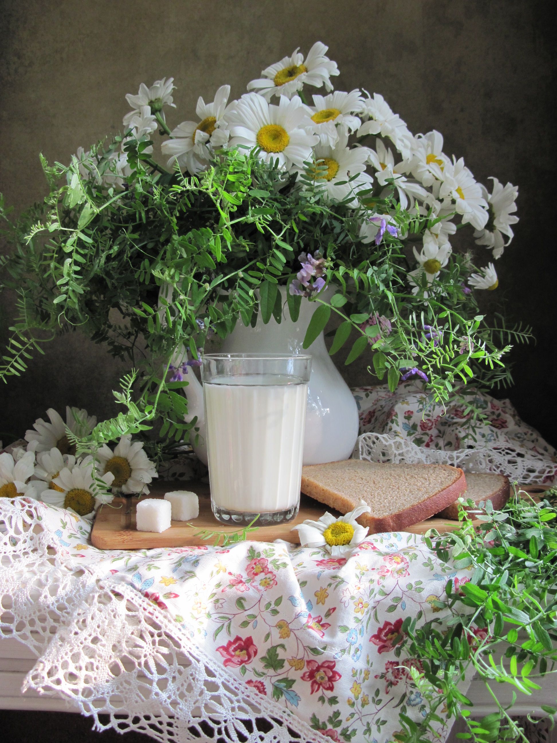цветы, букет, ромашки, мышиный горошек, молоко, хлеб, сахар, кувшин, стакан, кухонная доска, салфетка, Наталия Тихомирова