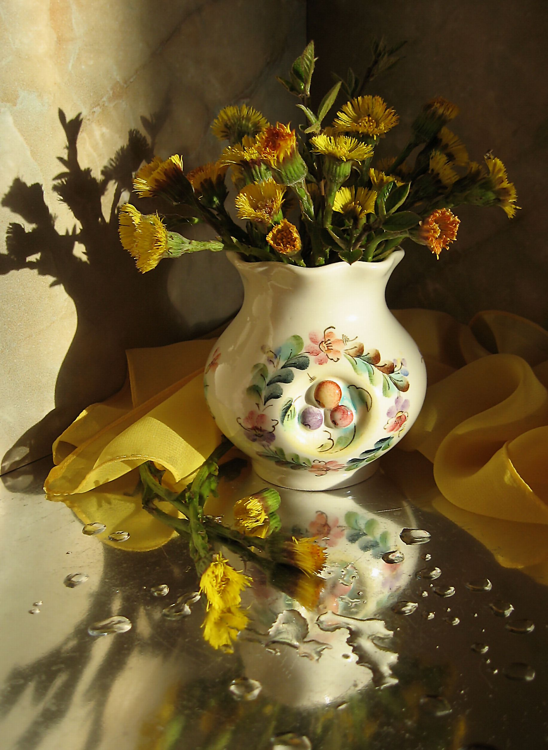 цветы, букет, мать-и-мачеха, ваза, платок, весна, Наталия Тихомирова
