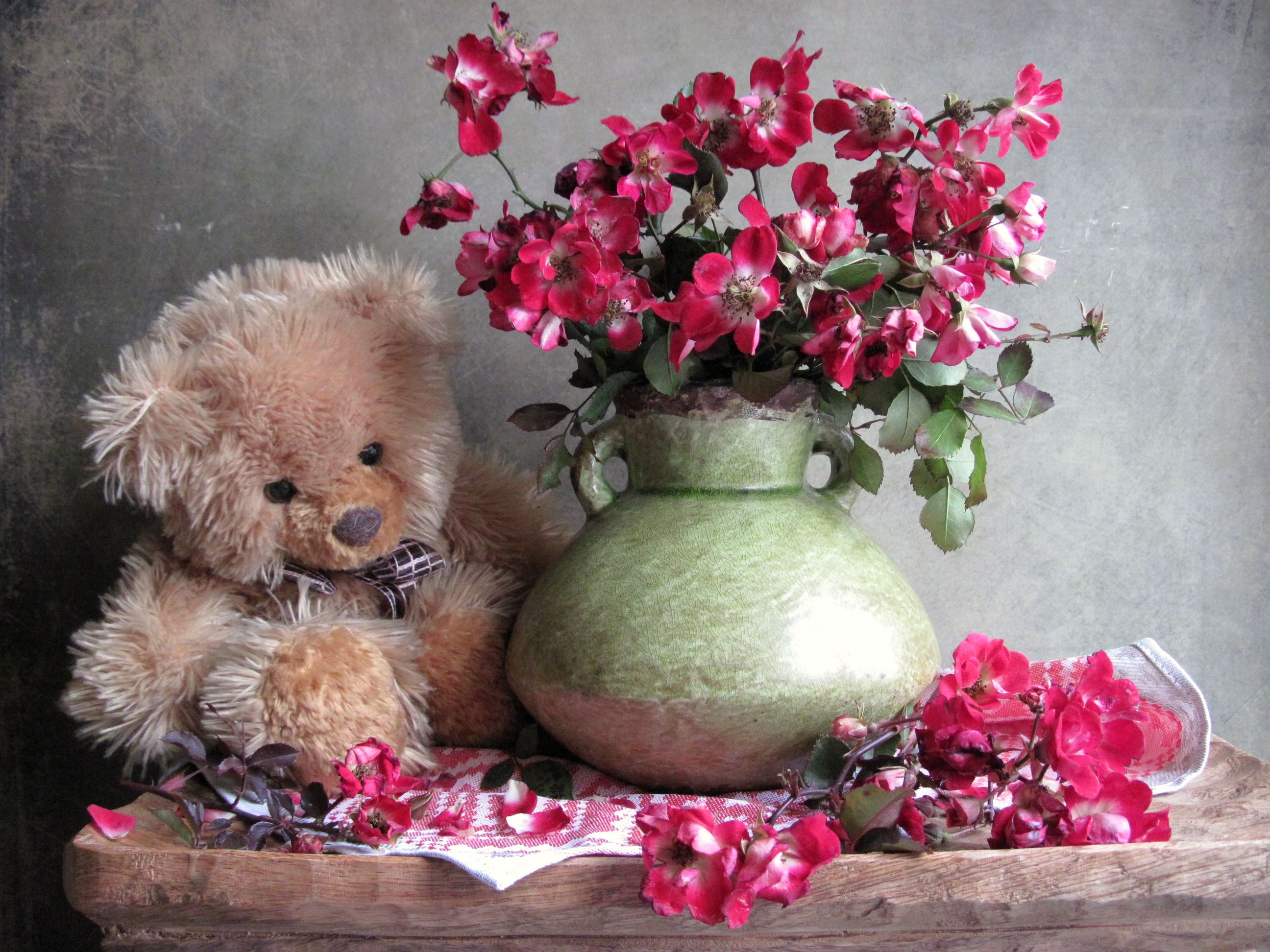 цветы, букет, розы, игрушка, медвежонок, ваза, керамика, салфетка, Наталия Тихомирова