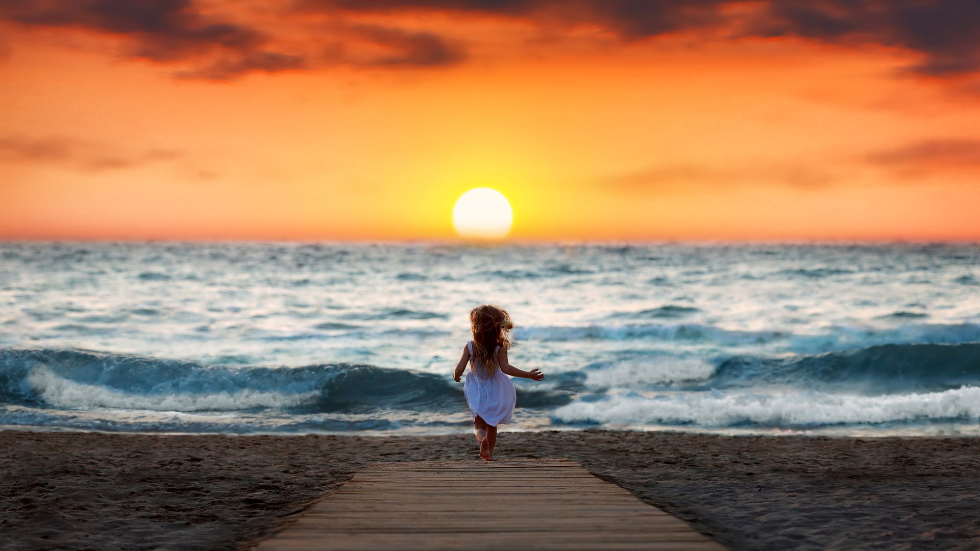 Бегущая по солнцу песня. Дети на море. Девочка бежит к морю. Море солнце дети. Девушка бежит по морю солнце.