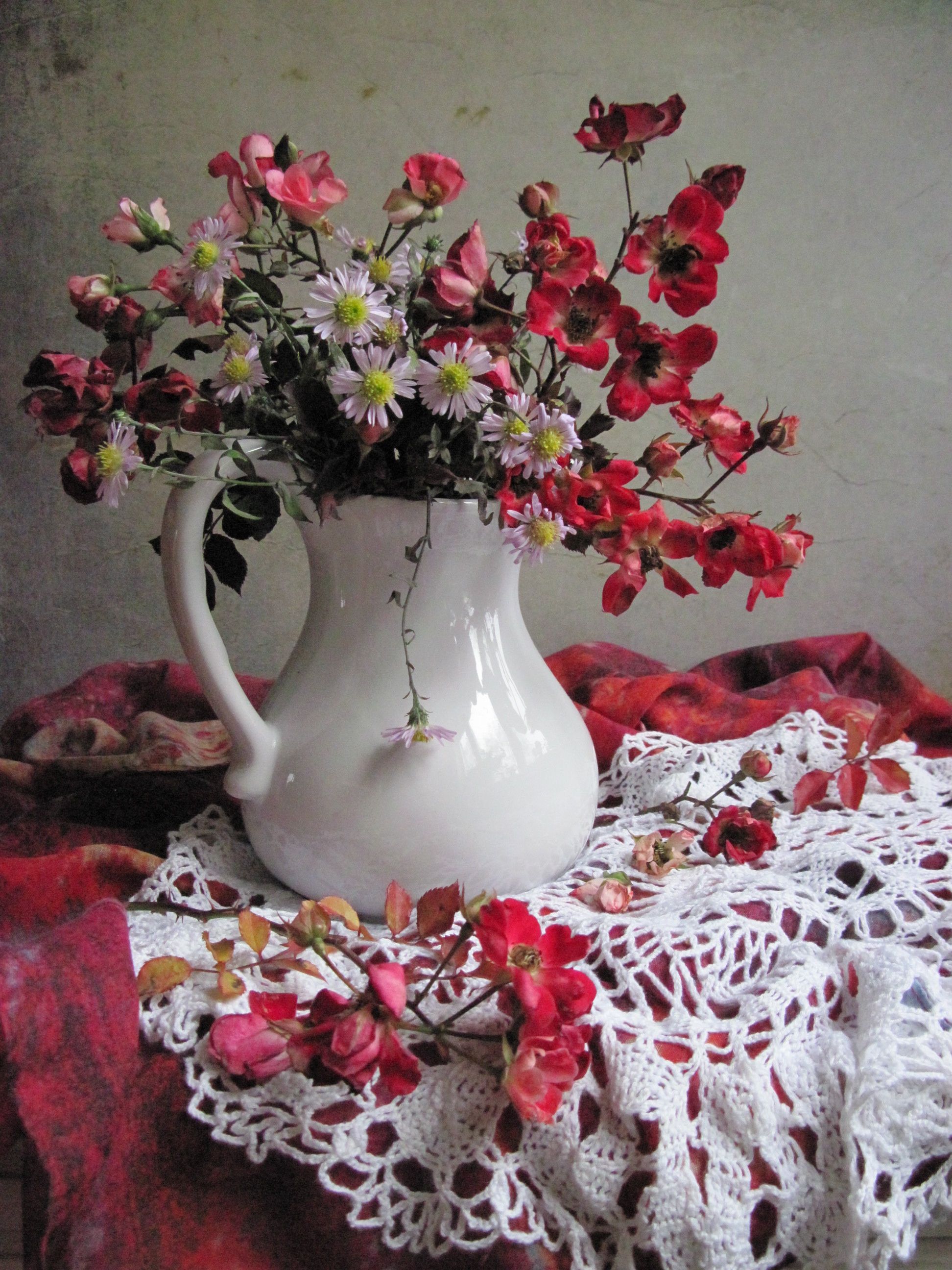 цветы, букет, розы, хризантемы, кувшин, фарфор, салфетка, шарф, Наталия Тихомирова