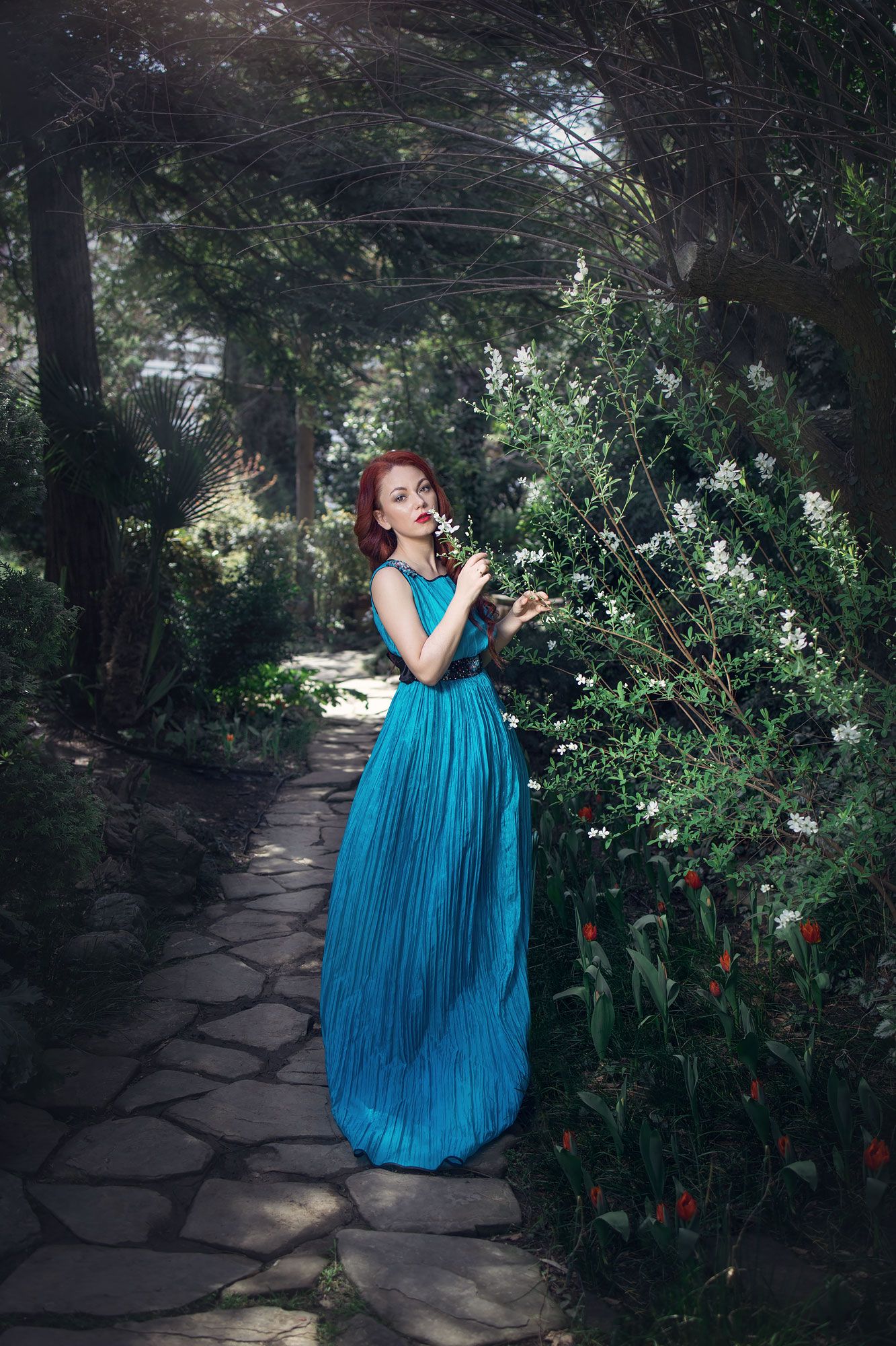 парк рыжеволосая девушка бирюзовое платье лесная фантазия сад, Ирина Мухина