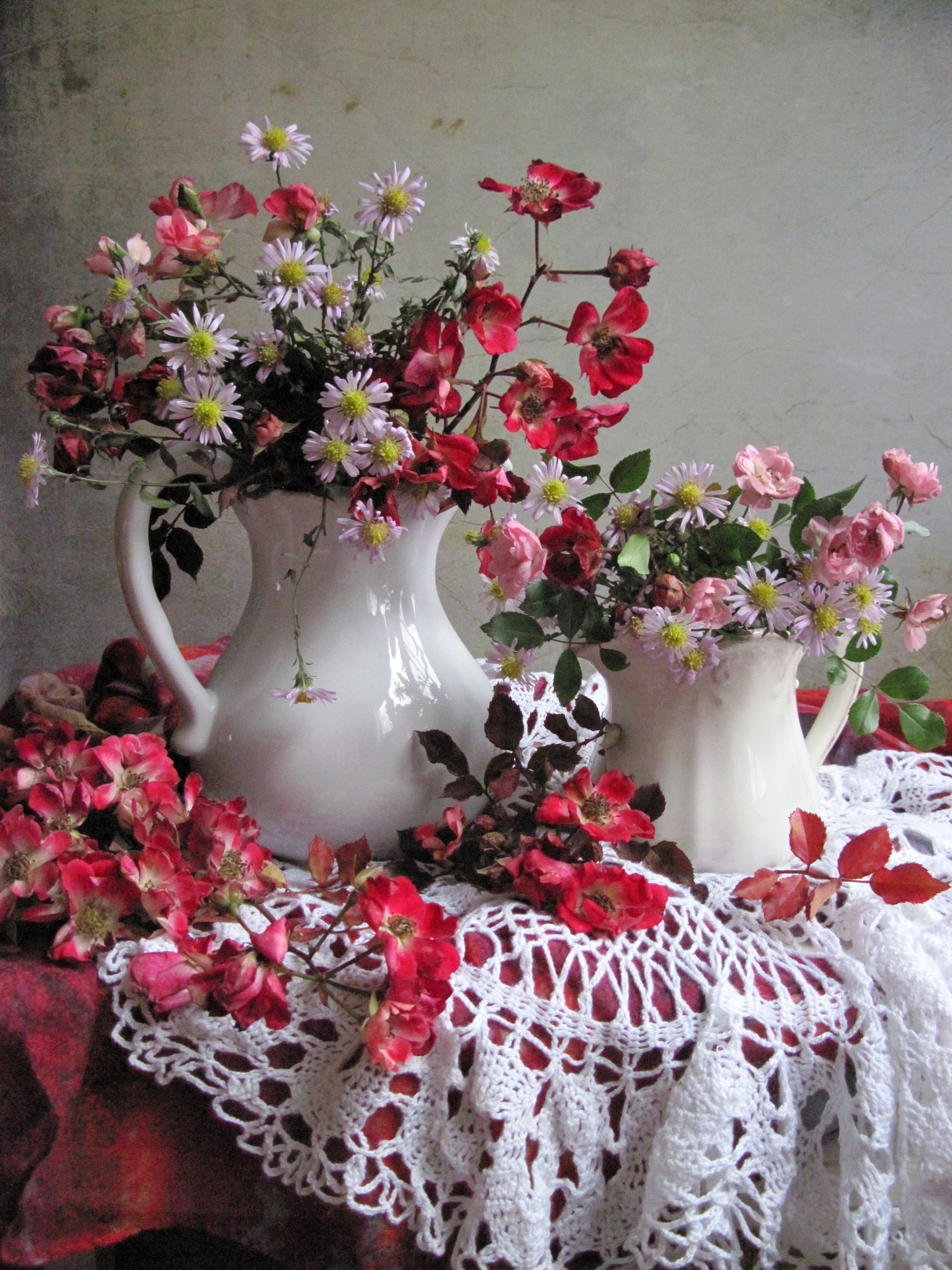 цветы, букет, розы, хризантемы, кувшины, фарфор, салфетка, шарф, Наталия Тихомирова