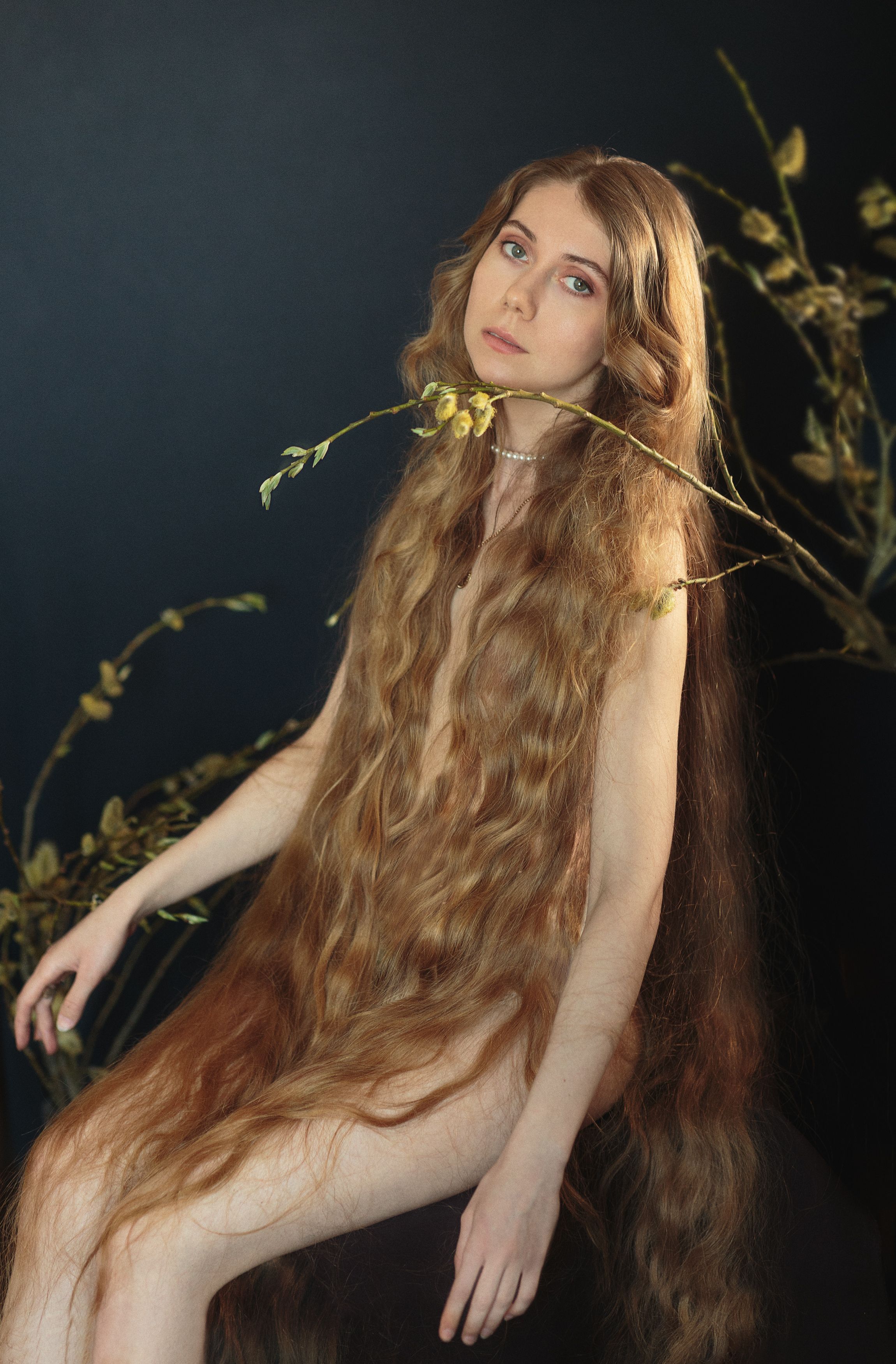 девушка, златовласка, очень длинные волосы, студия, портрет, взгляд, грусть, Оксана Ведмеденко