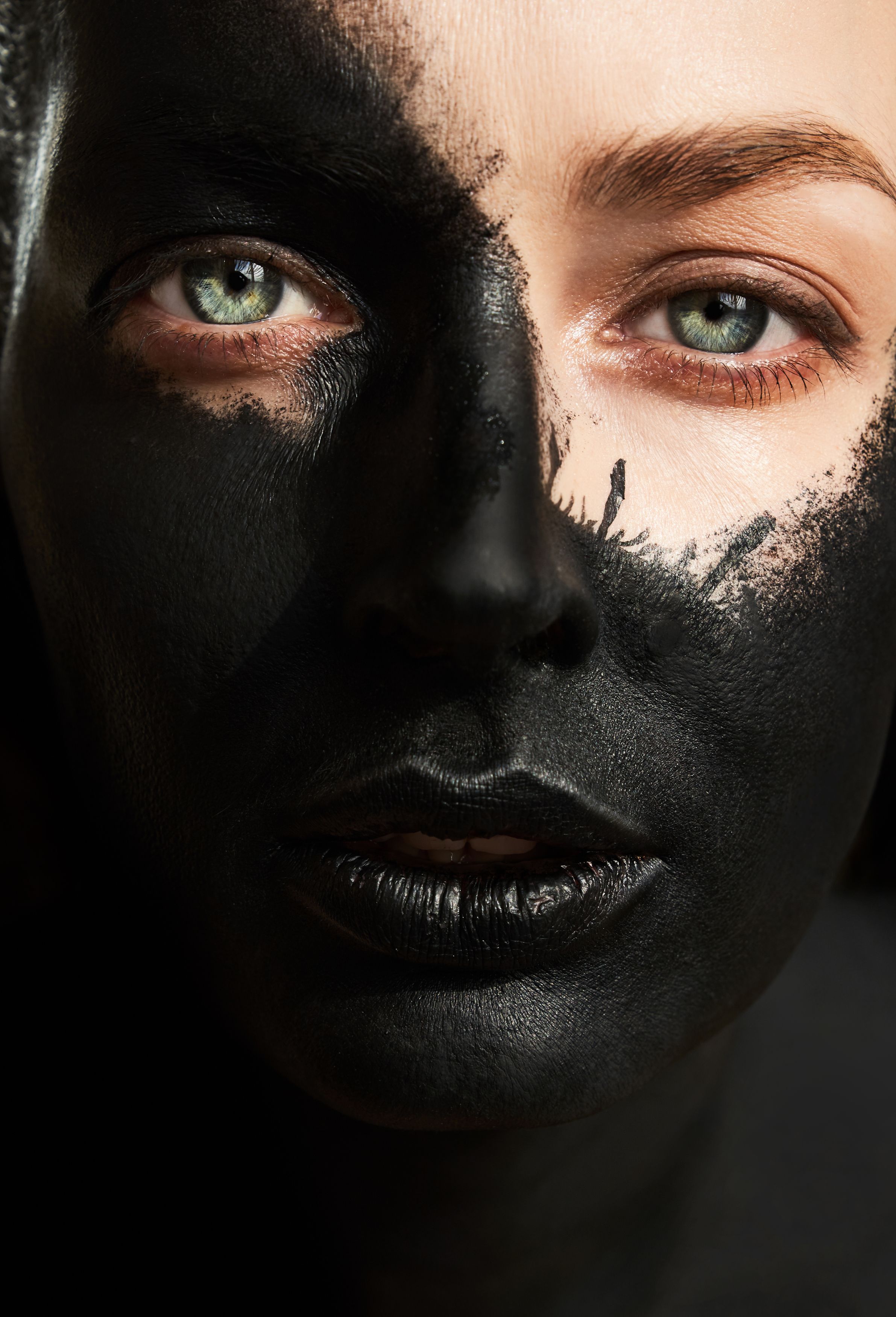 черный, портрет, девушка,  глаза, краска, Дарья Комарова