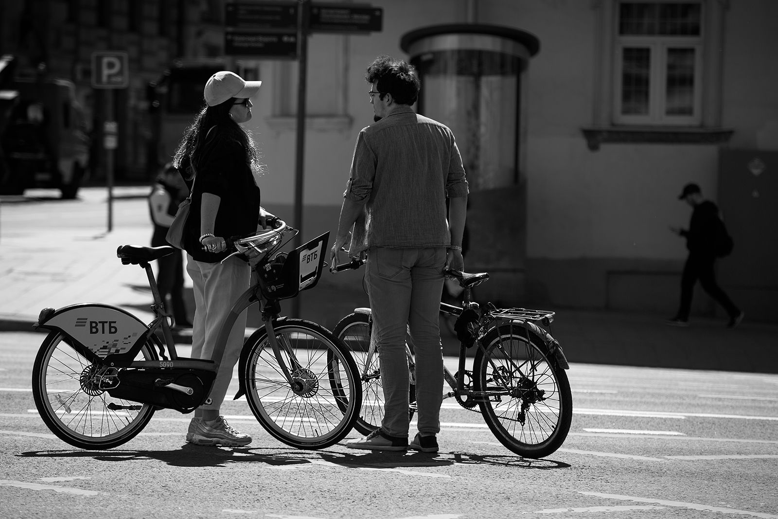 чб фото, городские картинки, двое, велосипеды, уличная фотография, город, жанровые картинки, стрит фото, Vera Trandina
