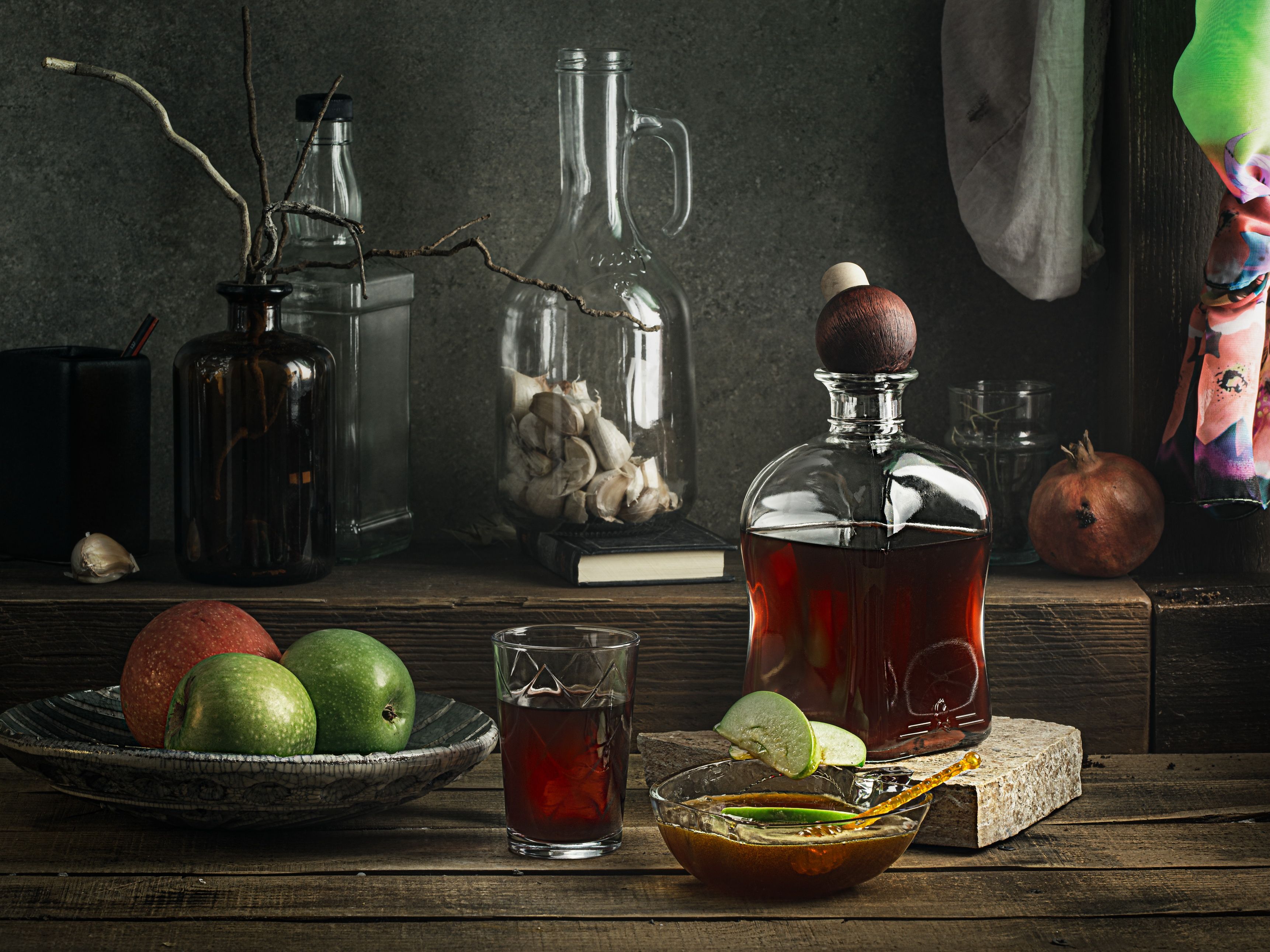 Still life, kitchen, dishes, pomegranate juice, apples, honey, daylight \ Натюрморт, кухня, посуда, гранатовый сок, яблоки, мед, дневной свет, Вадим Кулинский