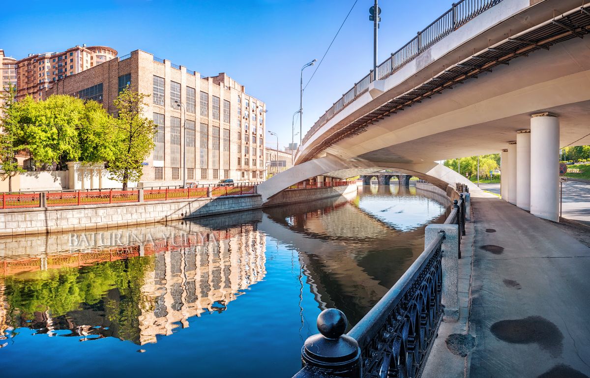 Новолефортовский мост. Лефортовский мост гостиница Москва. Река Яуза в Лефортово. Яузский мост.