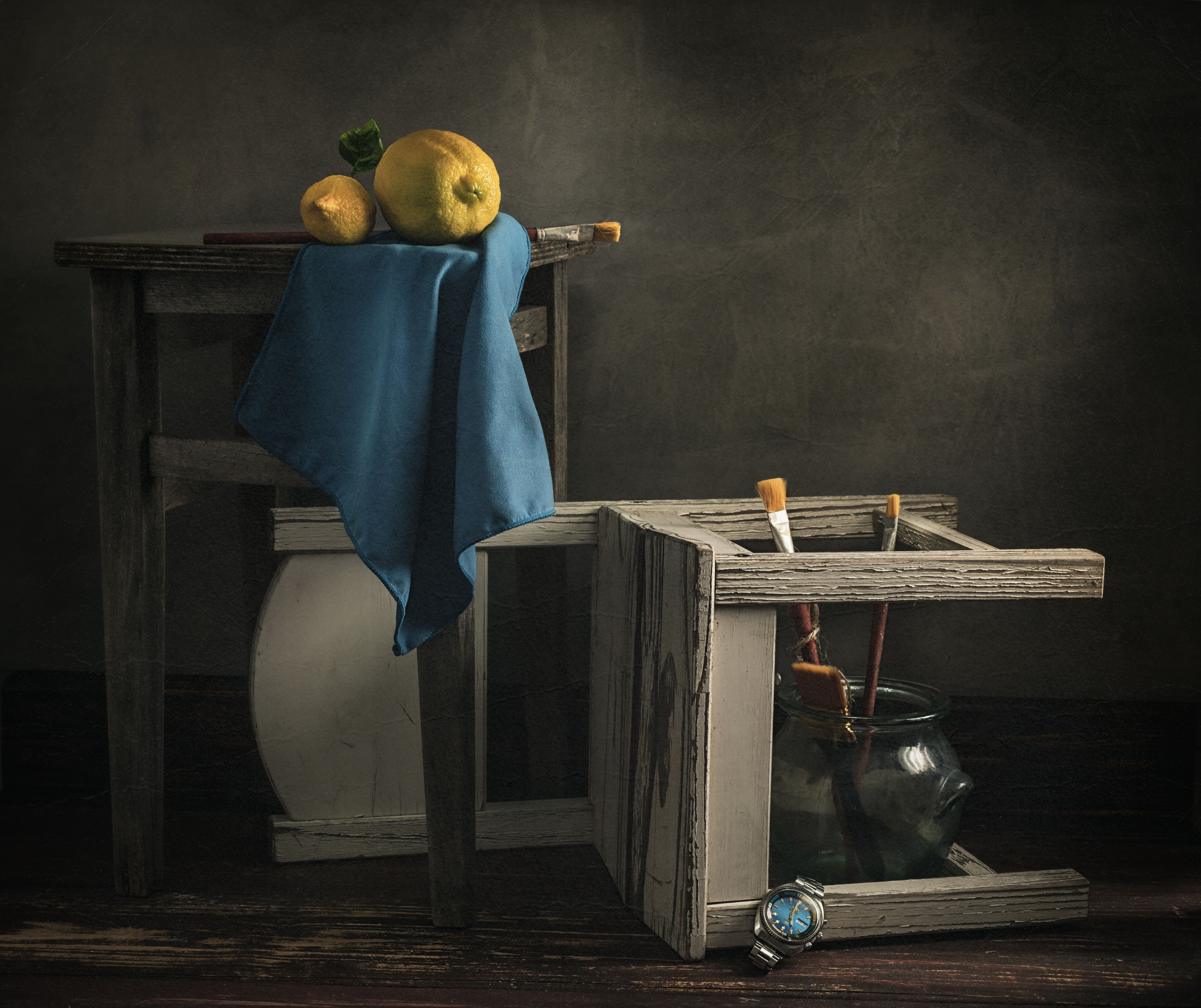 натюрморт фото стекло табурет детский стульчик лимоны часы стеклянная ваза синяя ткань, Вадим Кулинский