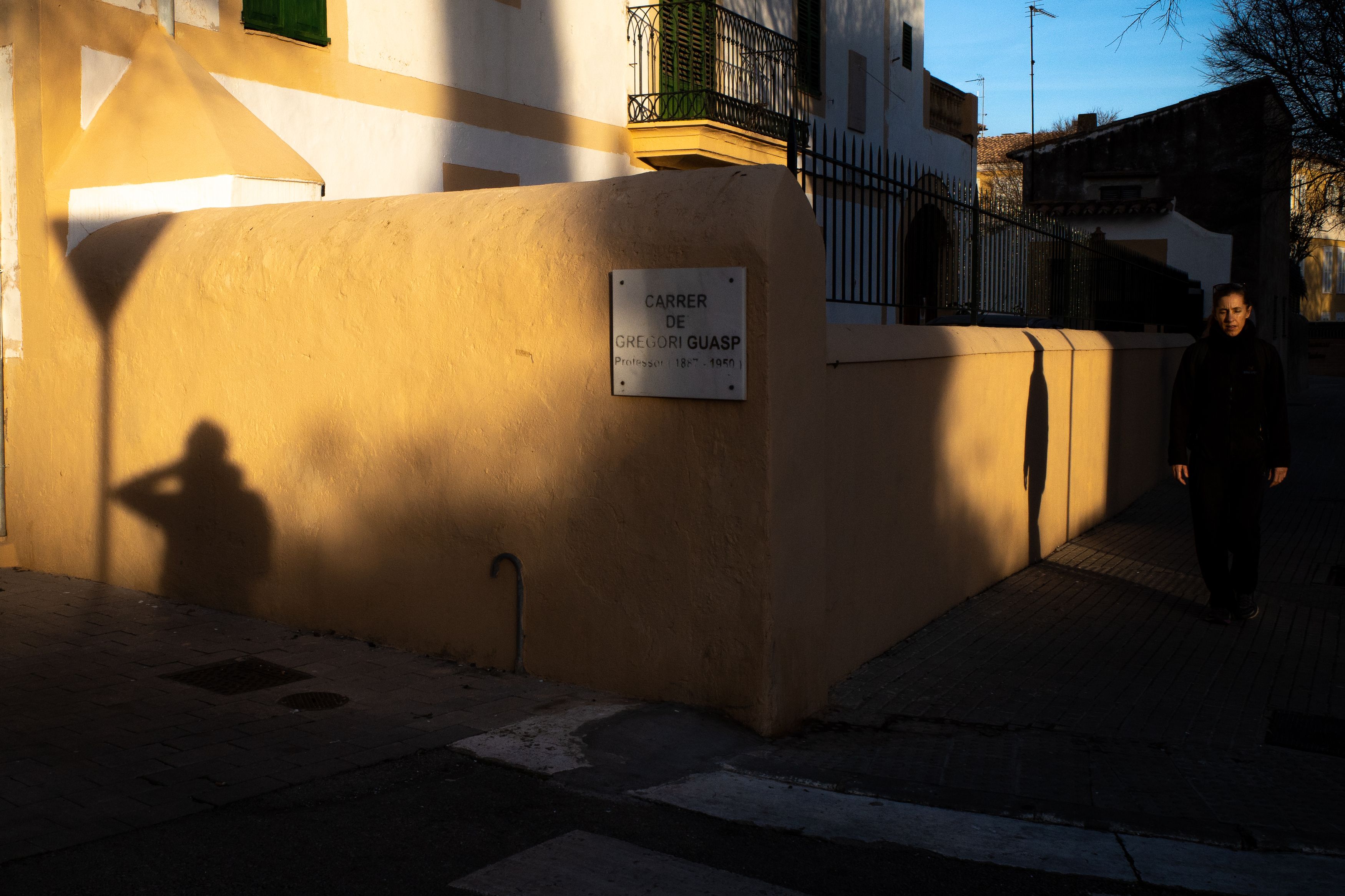 streetphotography,streetphoto,urban,people,streetlife,urban photography, low key,shadows,light, Pablo Abreu