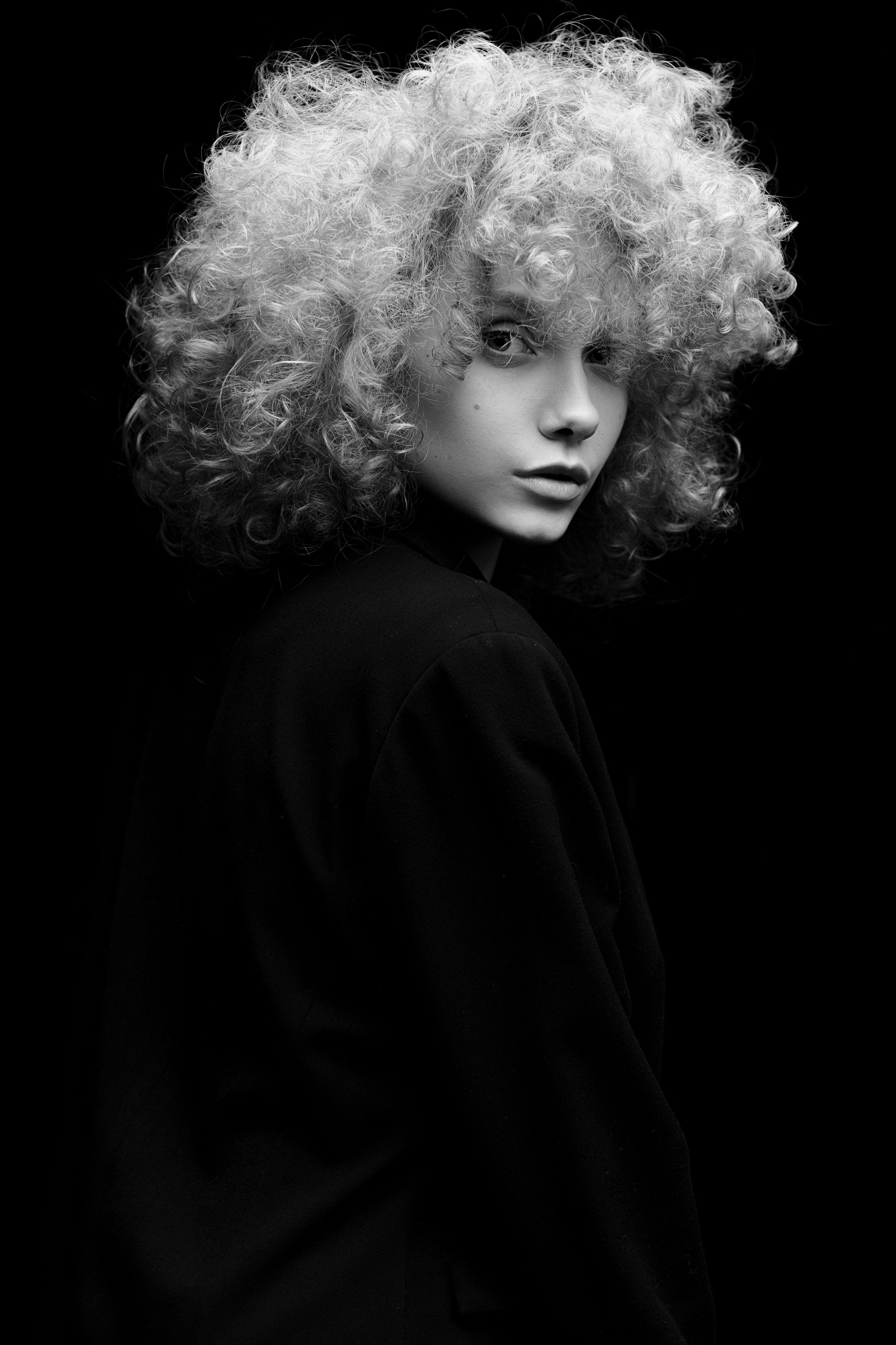 портрет черно-белый девушка кудрявая, Михаил Белозеров