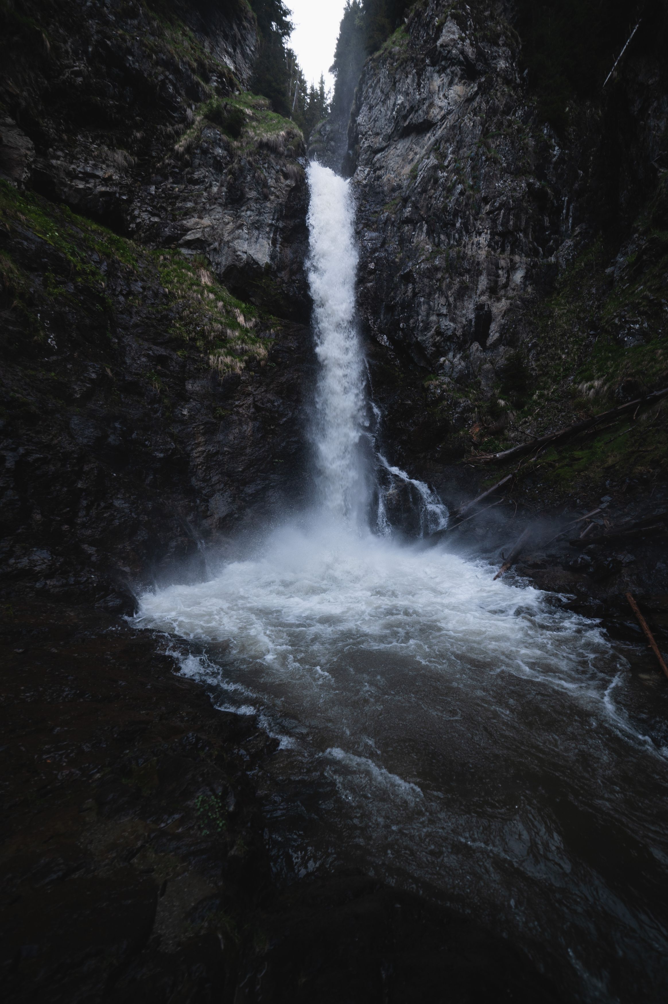 Водопад в горах. Водопад Сумерки. Водопад по дороге в Аибгу. Сумерки водопад