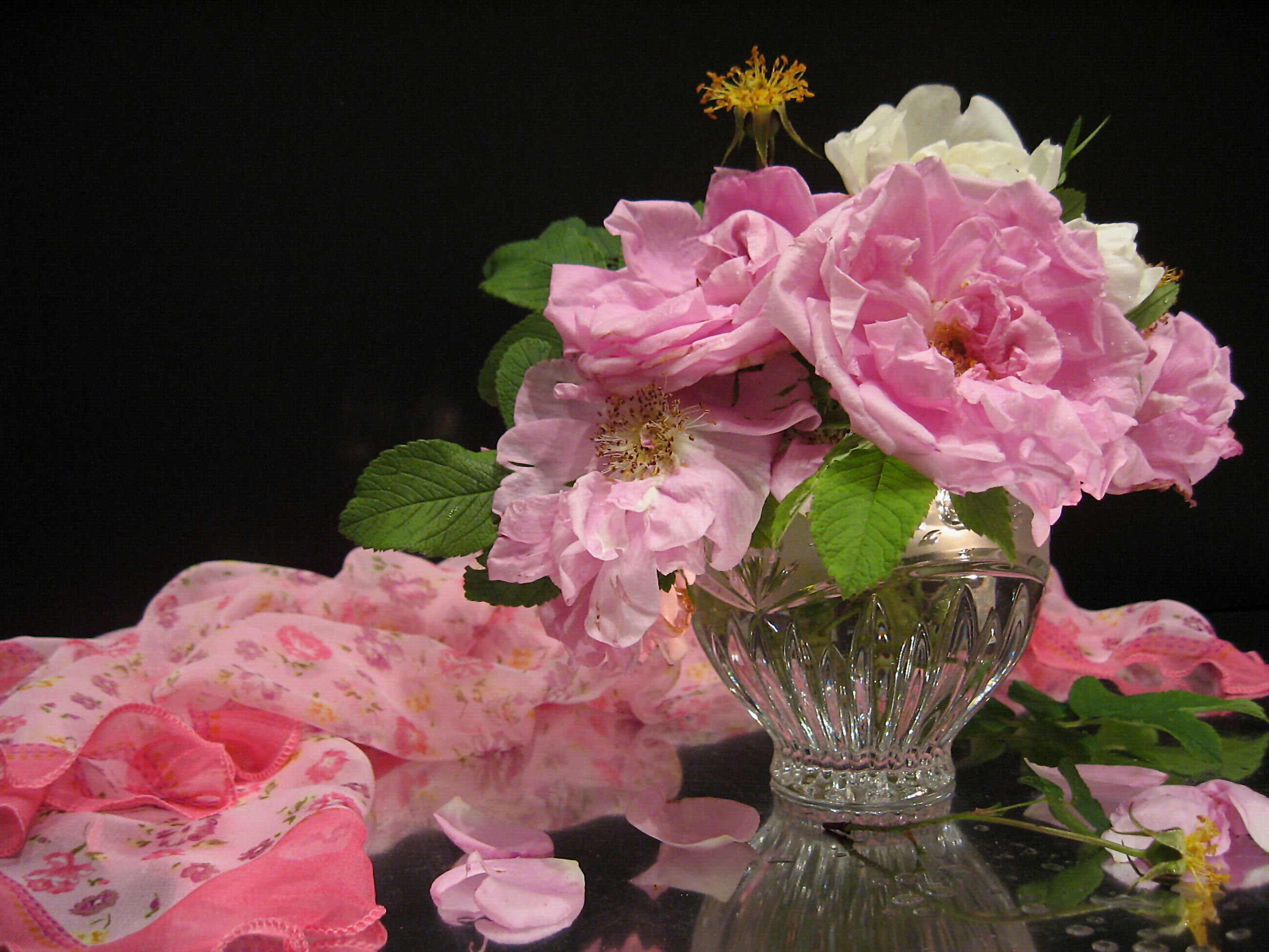 цветы, букет, шиповник, ваза, хрусталь, платок, розовый цвет, Наталия Тихомирова