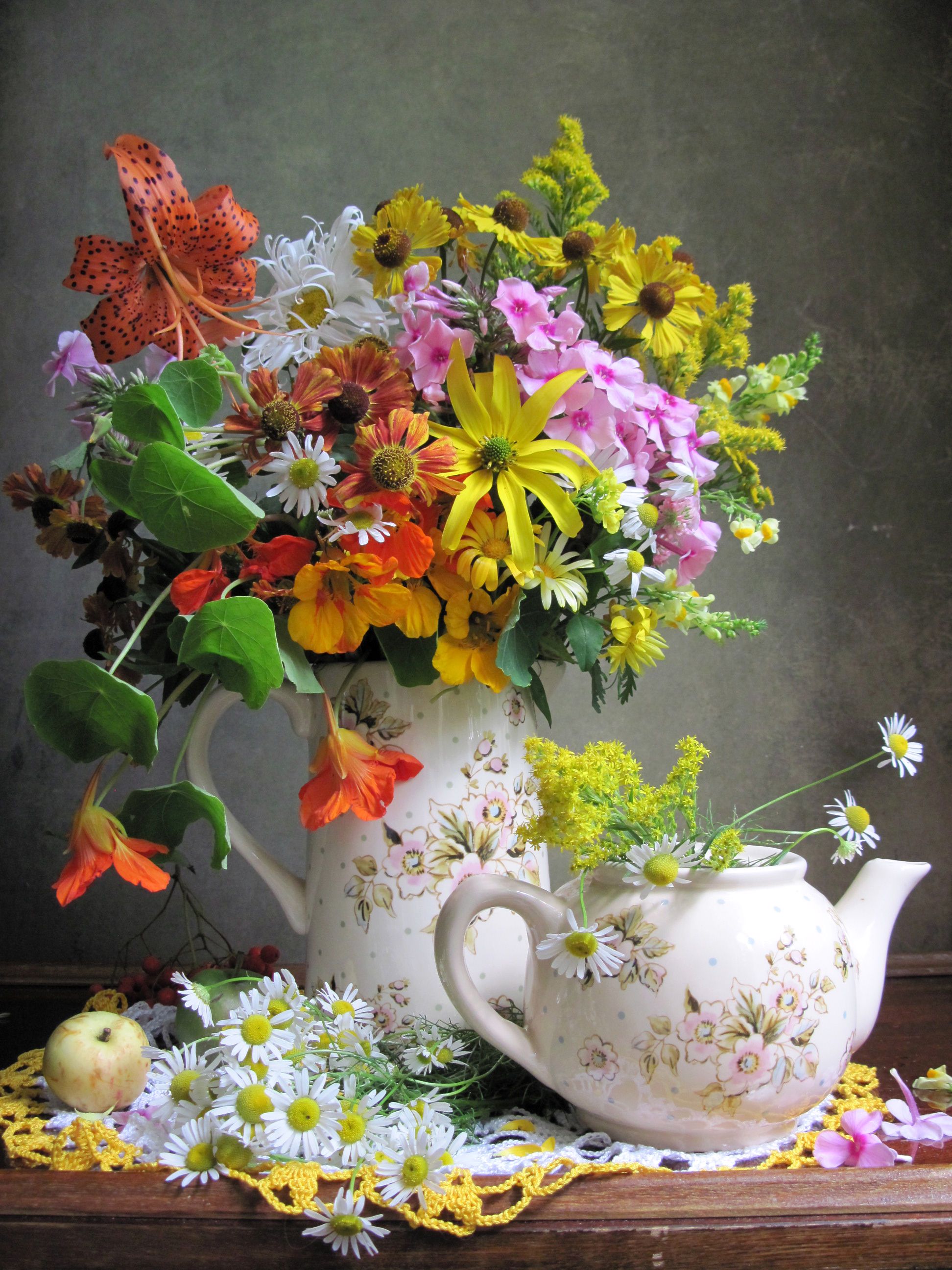 цветы, букет, ромашки, флоксы, лилия, настурция. топинамбур, гелениум, кувшин, чайник, яблоко , Наталия Тихомирова