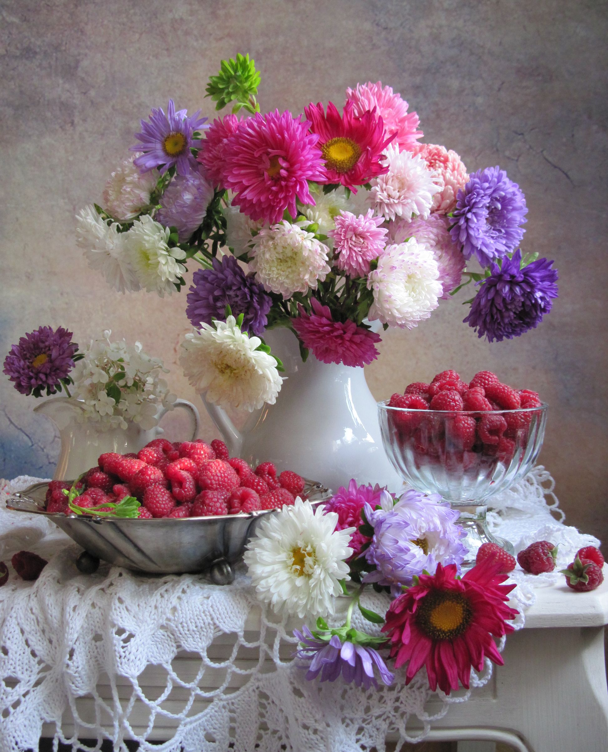 цветы, букет, астры, ягоды, малина, кувшин, креманка, фруктовница, салфетка, Наталия Тихомирова