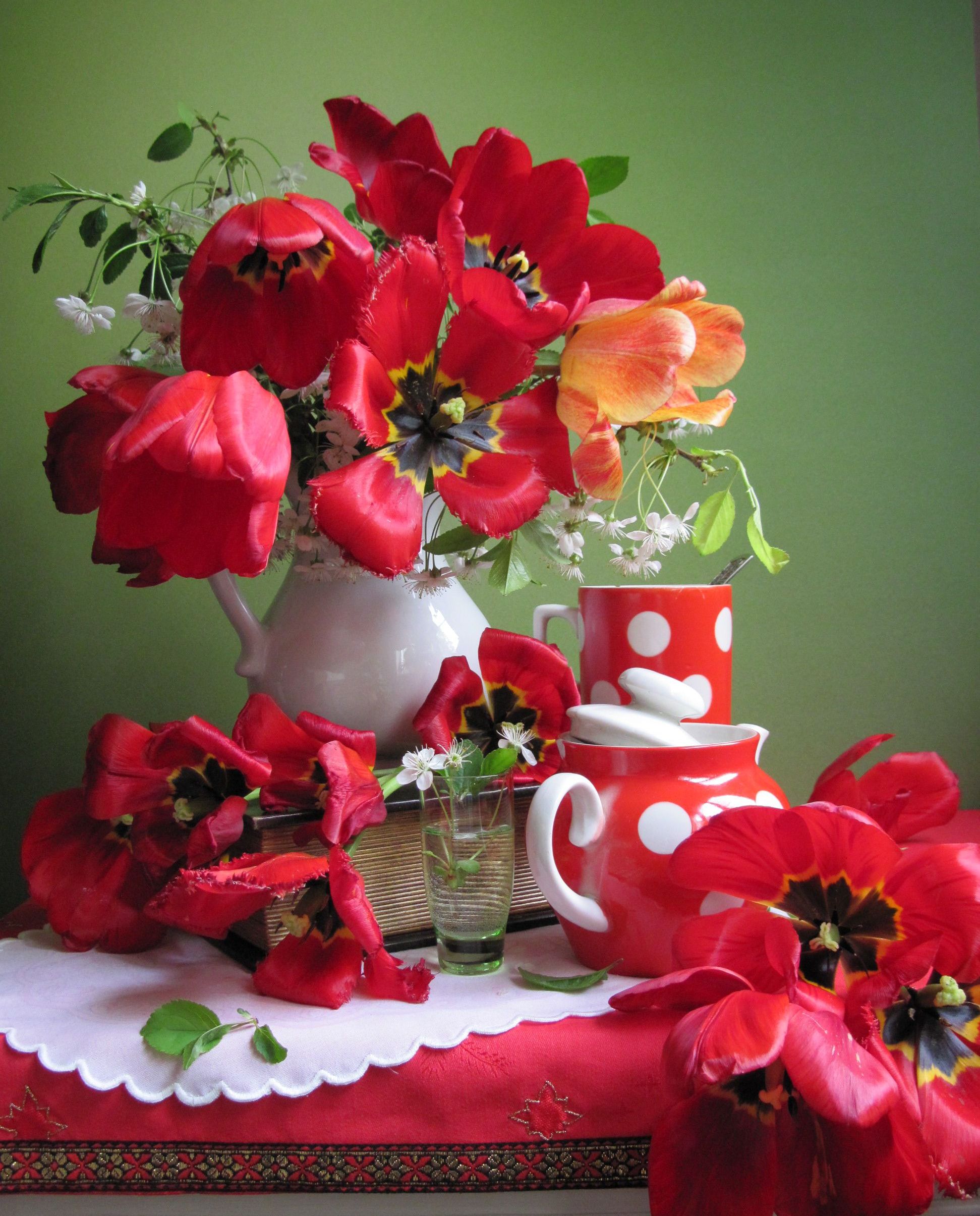 цветы, букет, тюльпаны, вишня, кувшин, кружка, чайник, скатерть, салфетка, красный цвет, Наталия Тихомирова