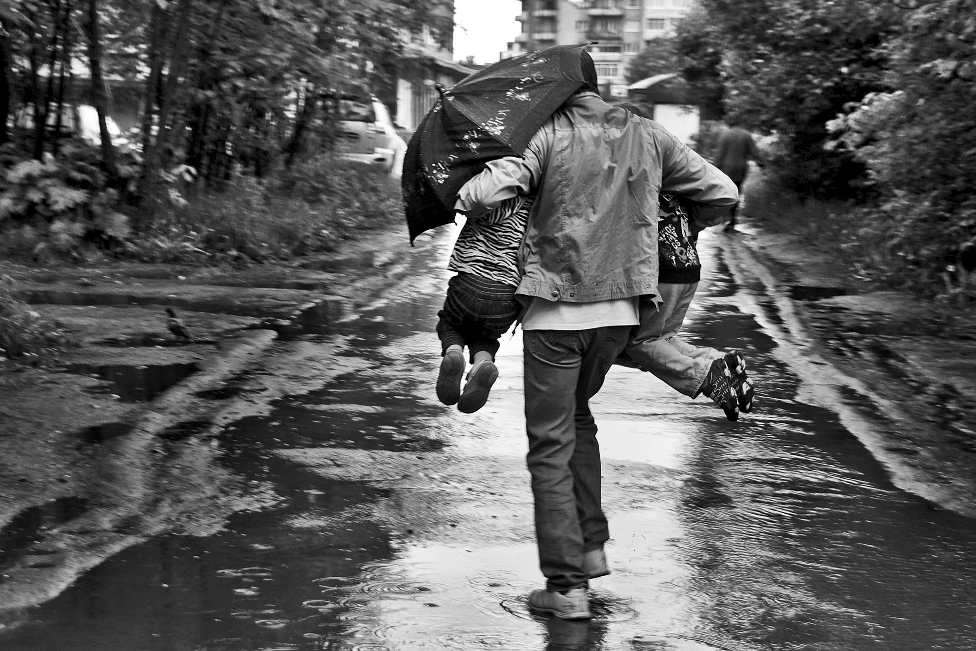Детская песня по лужам. Пешеходы по лужам. Бабка бежит по лужам. Улица под дождем. Дождь на улице.