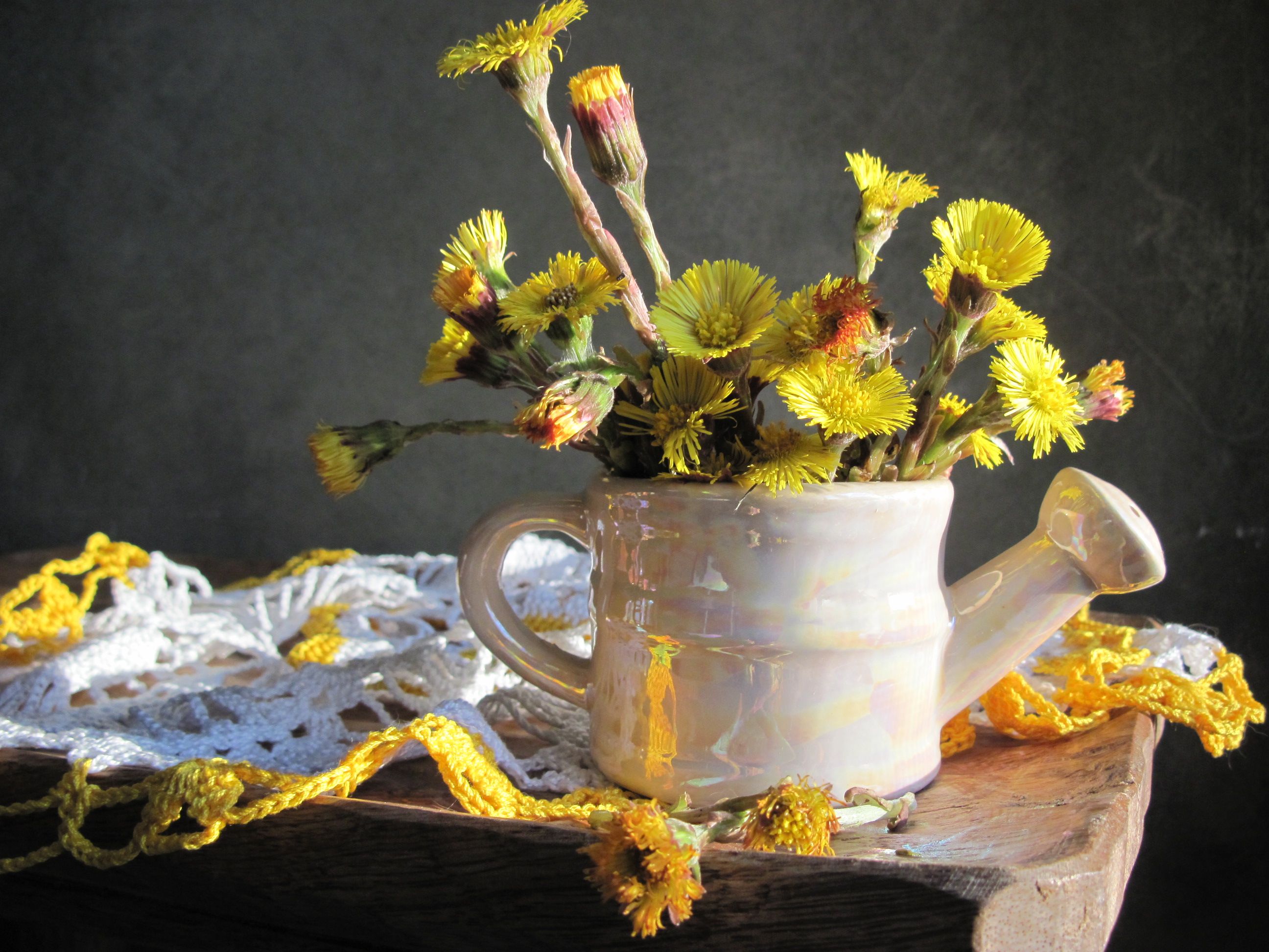 цветы, букет, мать-и-мачеха, лейка, салфетка, весна, желтый цвет, Наталия Тихомирова