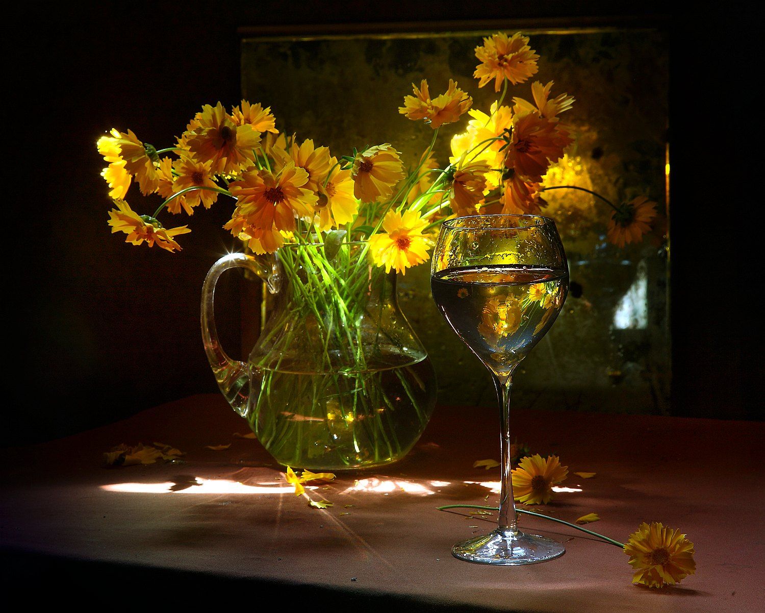 Желтые цветы в стеклянной вазе