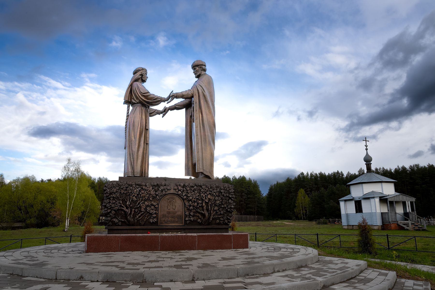 Памятник февронии в муроме. Памятник Петру и Февронии в Рязани. Памятник Петру и Февронии в ласково Рязань.