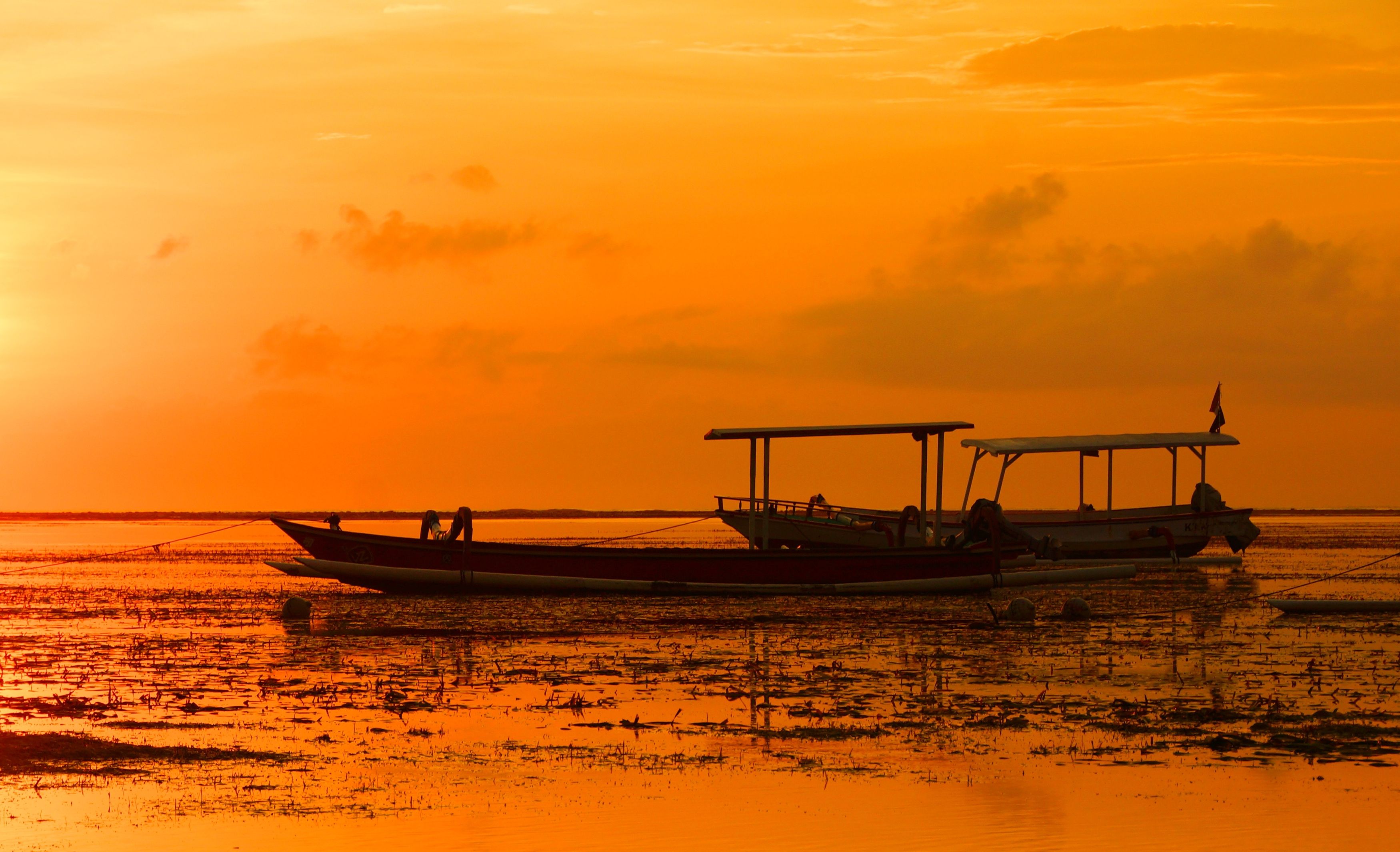 dawn, reflection, low tide, shore, sunrise, horizon, light, sun, ocean, sea, color, landscape, bright, nature, boat, summer, jukung, sky, рассвет, отражение, отлив, берег, восход, горизонт, свет, солнце, океан, море, цвет, пейзаж, яркий, природа, лодка, Сергей Андреевич