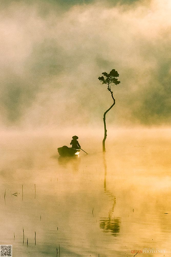 quanphoto, landscape, morning, dawn, sunrise, lake, reflections, boat, misty, trees, fishing, vietnam, quanphoto