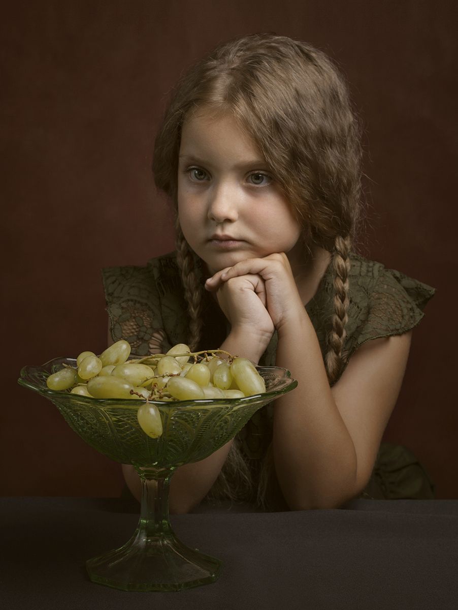 дети портрет девочка виноград, Римма Алеева