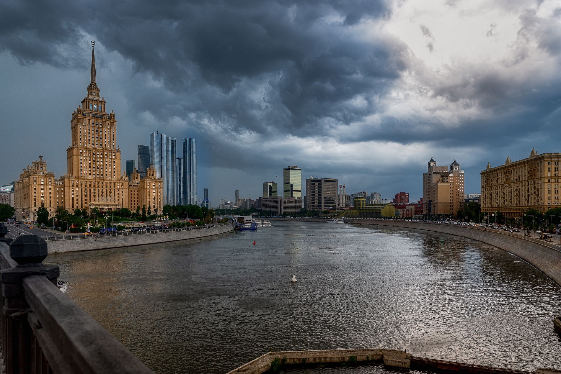 гроза,путешествия,город,вода,река,снаружи,cityscape, thunderstorm,outdoors,bildings,nikon,tamron, Вавилова Елизавета