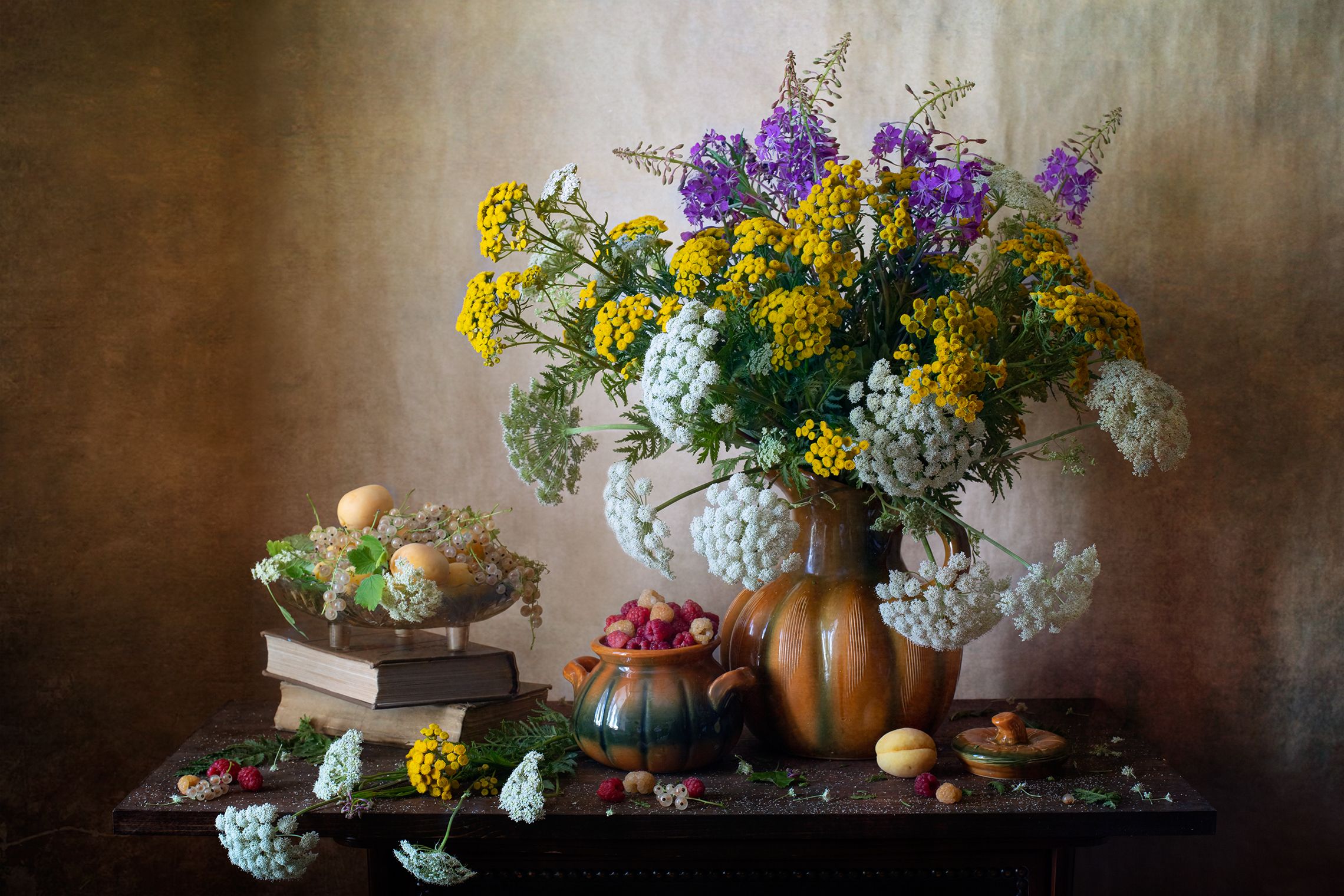 миламиронова, фотонатюрморт, лето, stilllife, цветы, букет, натюрмортсцветами, книги, смородина, ягоды, пижма, сныть, малина, абрикосы, Миронова Мила