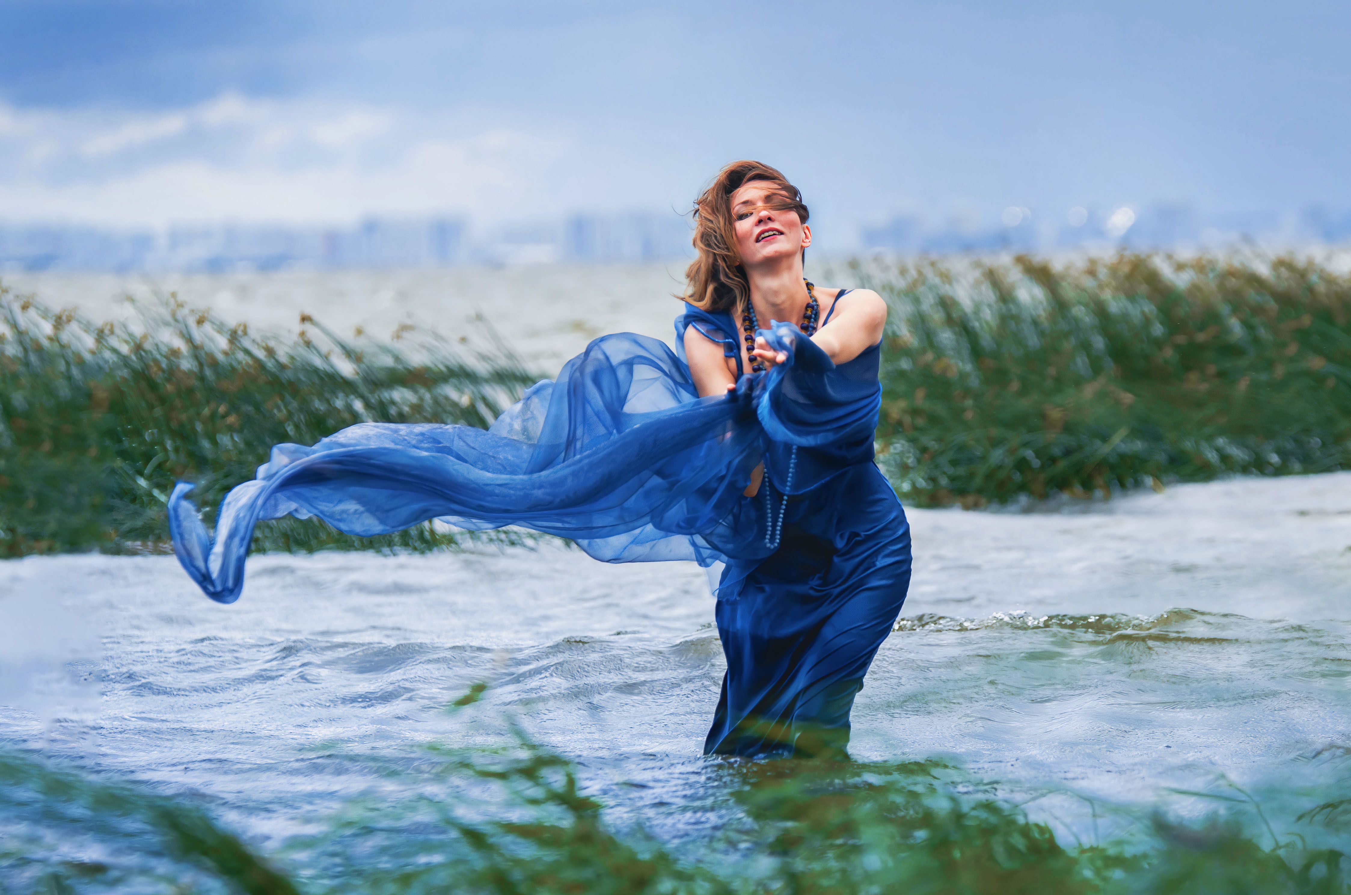 вода, ветер, летящая ткань, девушка, синее платье, Елена Аверина