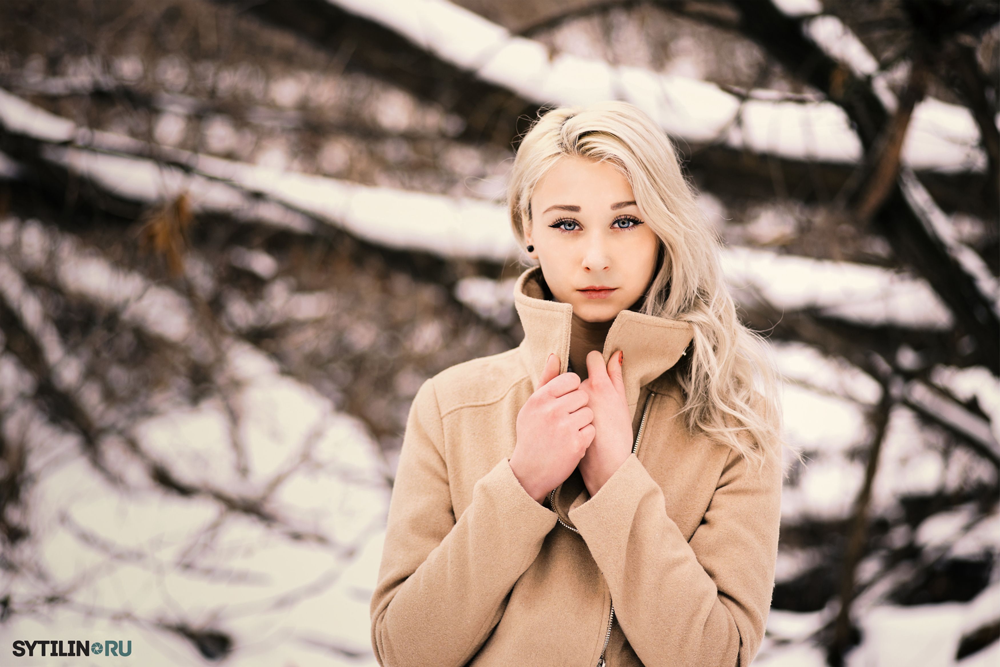 Стоковые фотографии по запросу Блондинка зима