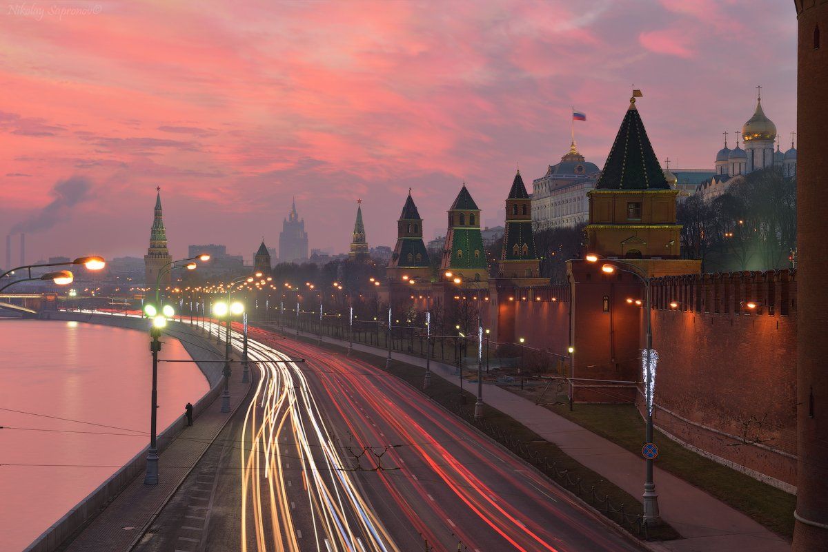 башни кремля, вечерняя москва, закат над кремлем, закат над москвой, кремлевская набережная, кремль, москва, москва-река, Николай Сапронов