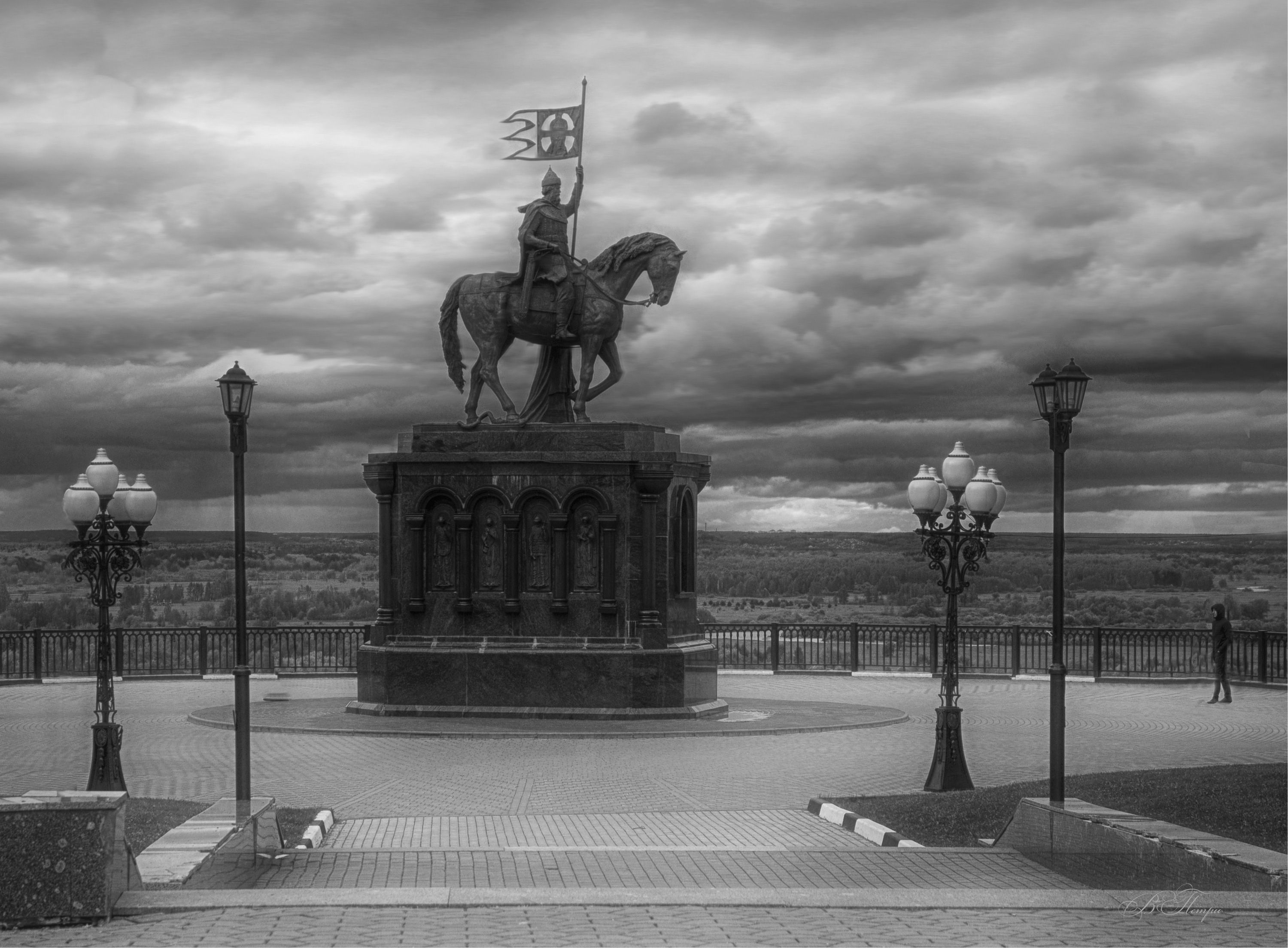 памятник фонари облака, Вера Петри