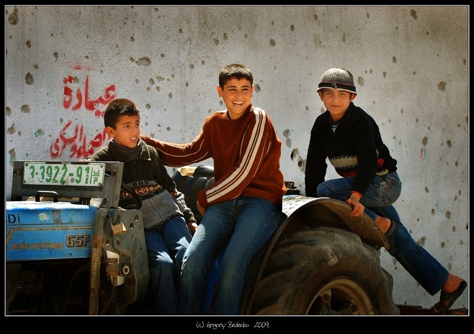 палестина, сектор газа, дети, трактор, стена, следы от пуль, Григорий Беденко