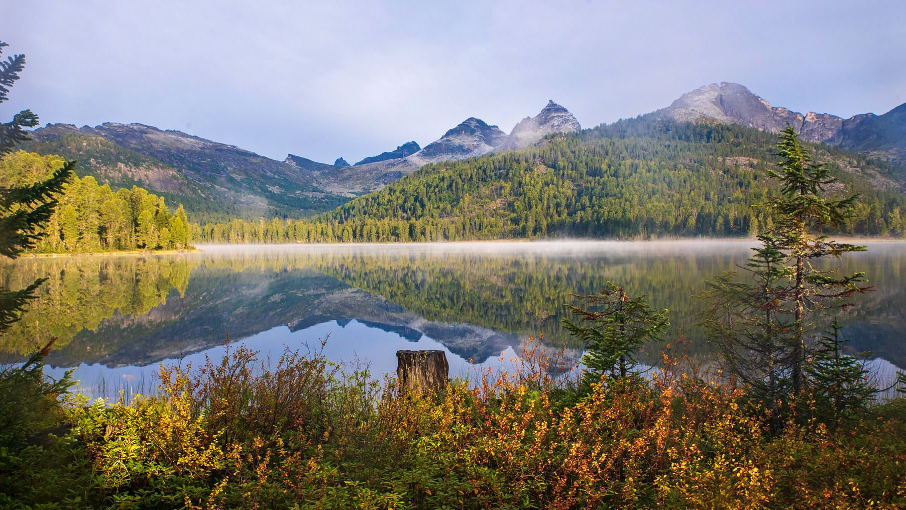 озеро Ергаки утро отражения снег туман лето блики горы вершины, Юрий Мальцев