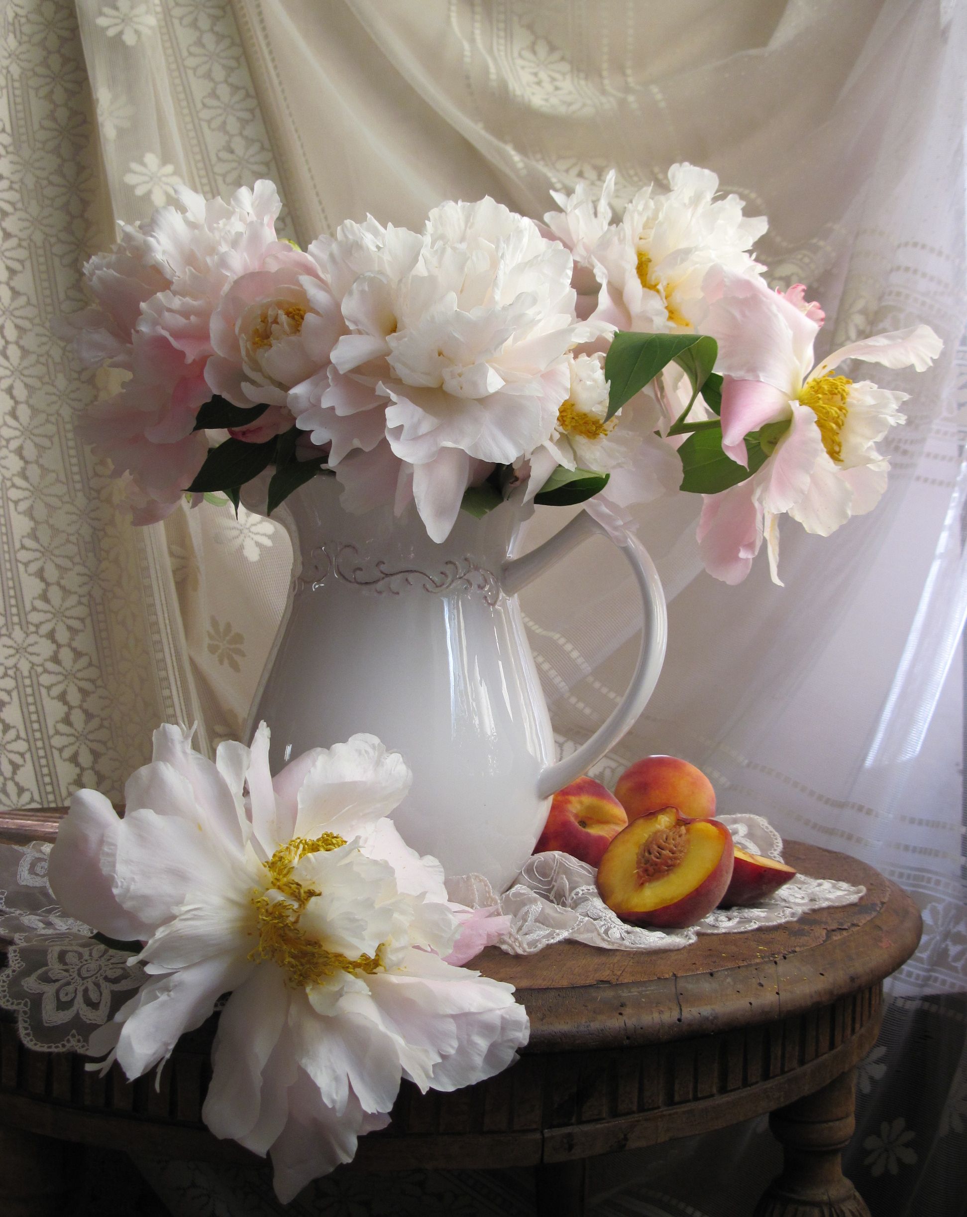 цветы, букет, пионы, персики, кувшин, фарфор, салфетка, тюль, Наталия Тихомирова