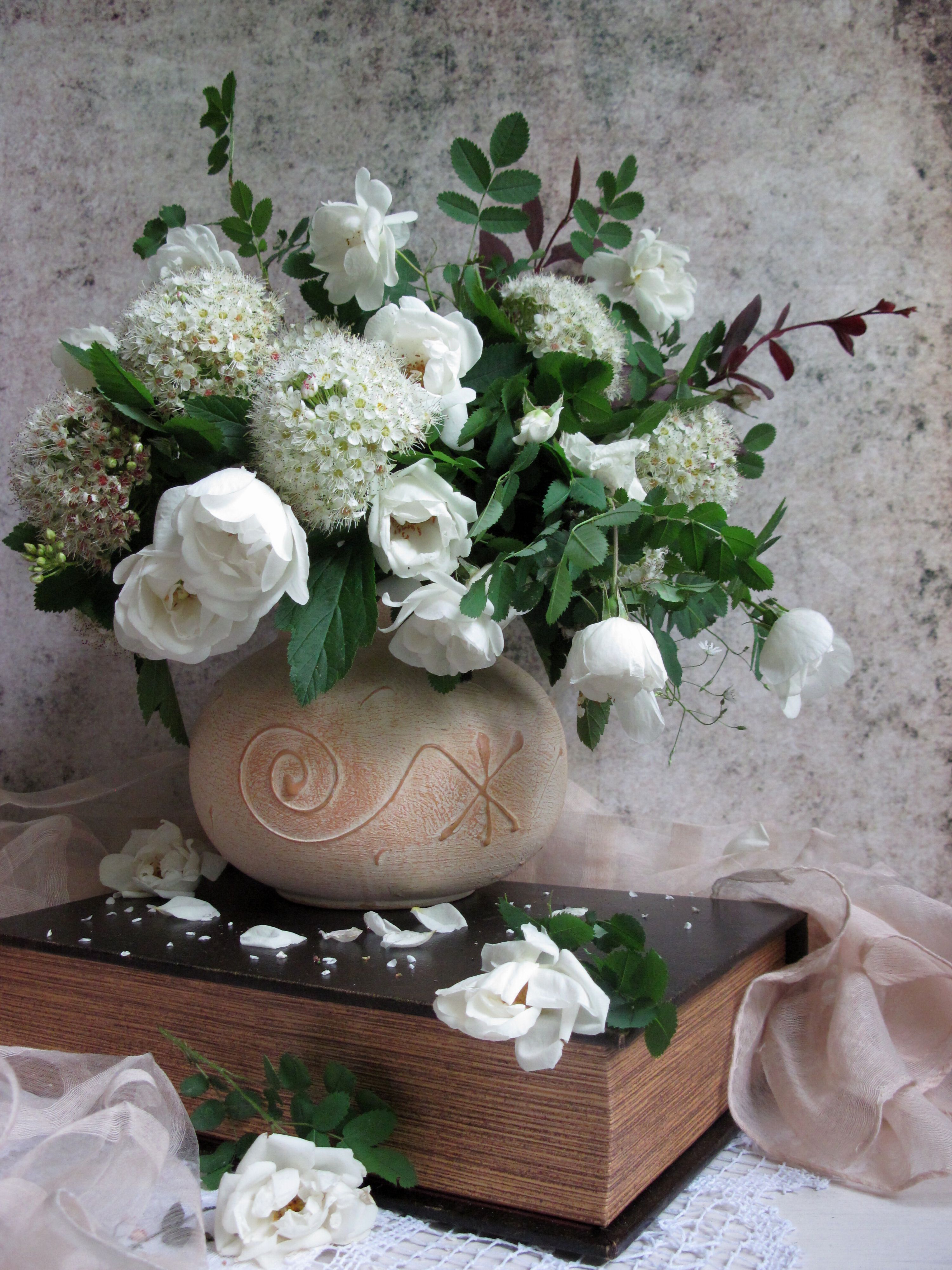 цветы, букет, розы, белый цвет, ваза, керамика, книга, шарф, Наталия Тихомирова