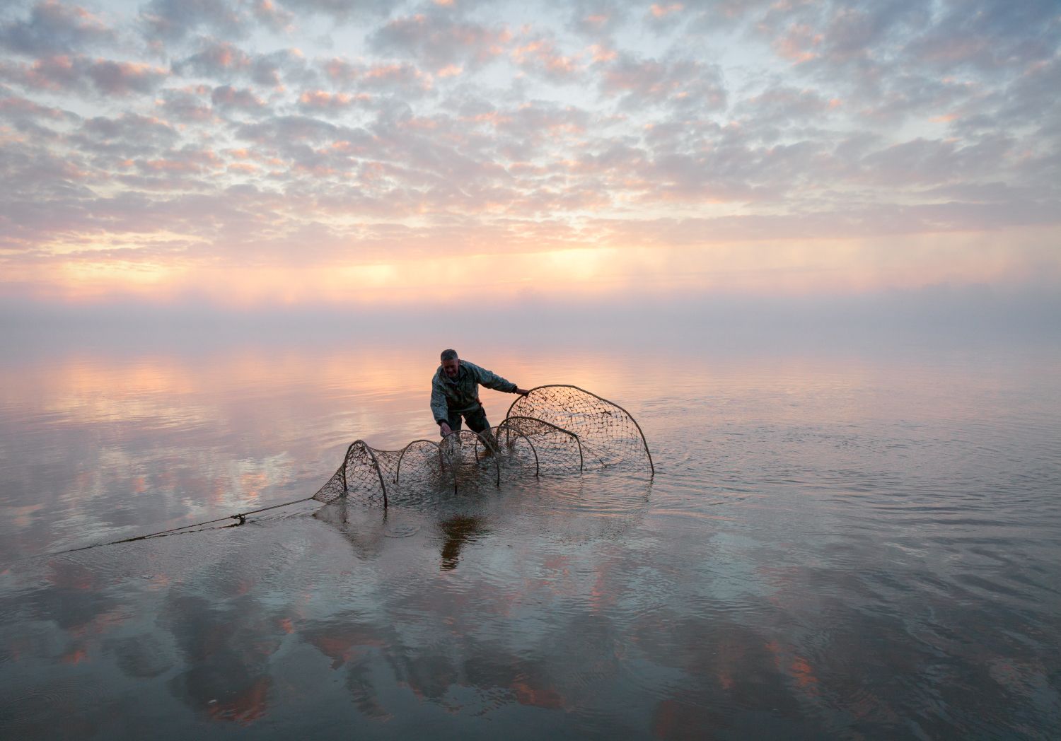 утро река рассвет рыбак отражение облака, Сергей Буторин
