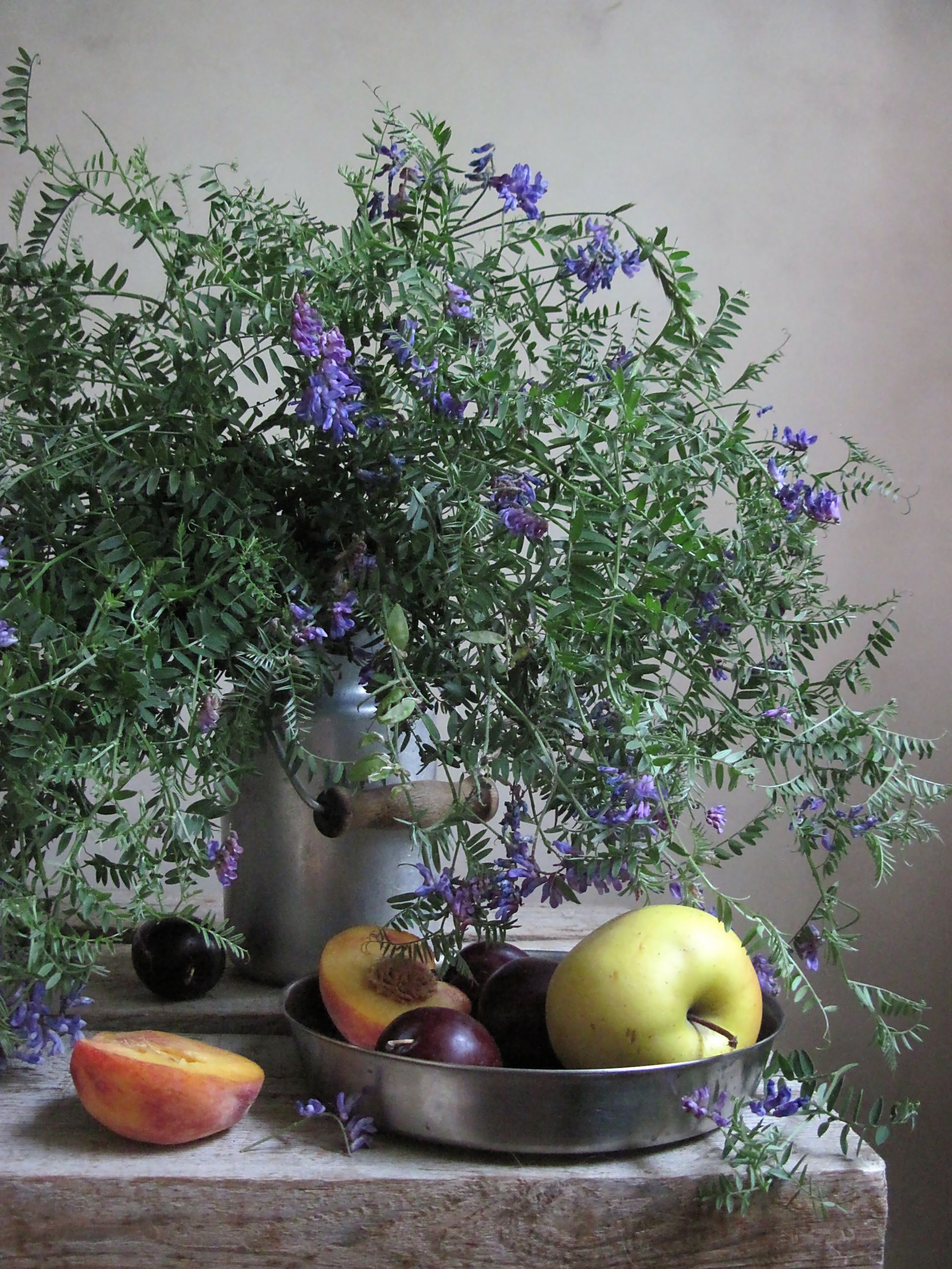 цветы, букет, мышиный горошек, фрукты, яблоко, персик, сливы, бидон, миска, Наталия Тихомирова