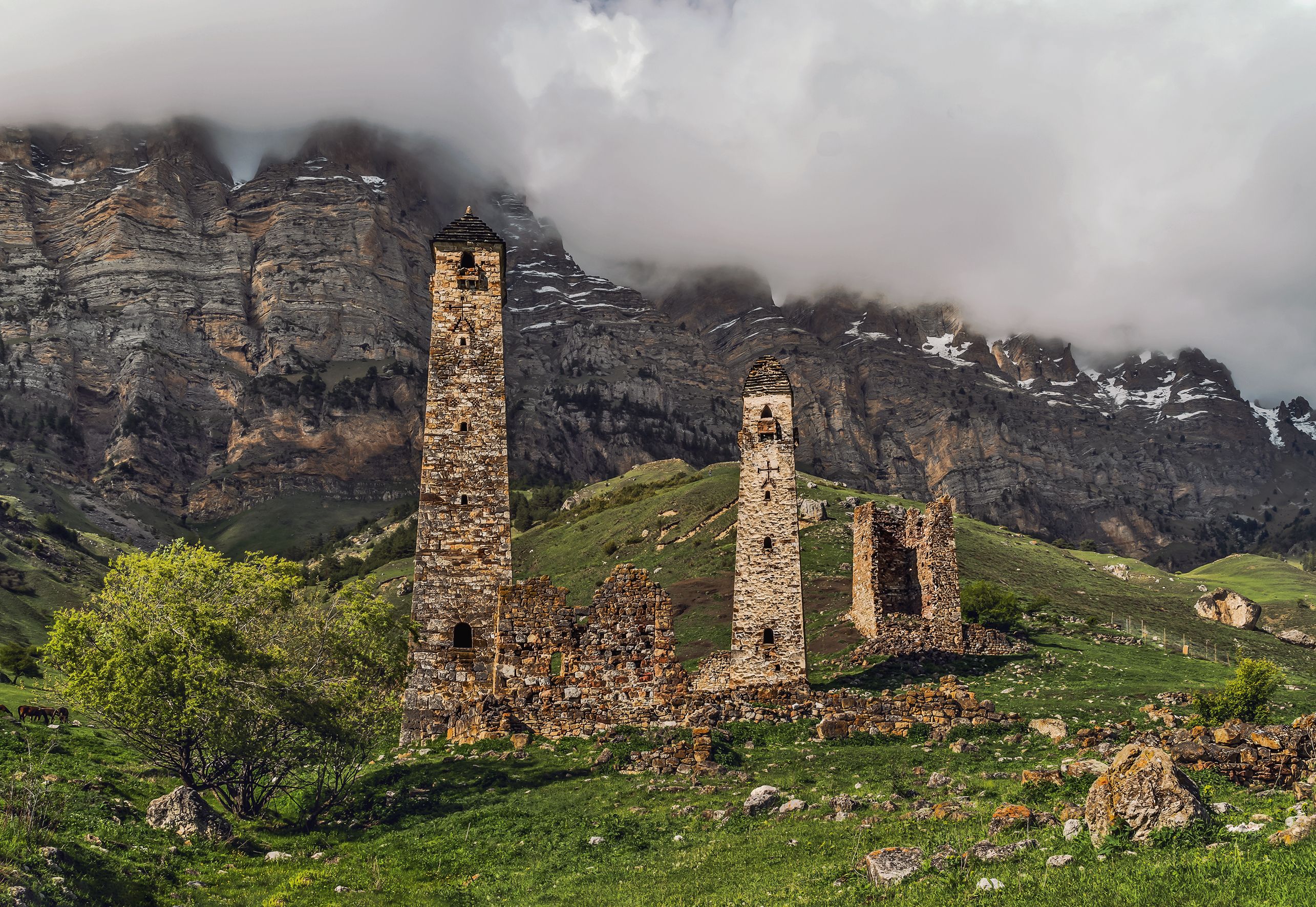 Горы кавказа с башнями ингушетии bart. Ингушские горы и башни. Бековичи ингушетия. Салги ингушетия. Башня абисаловых северная осетия.