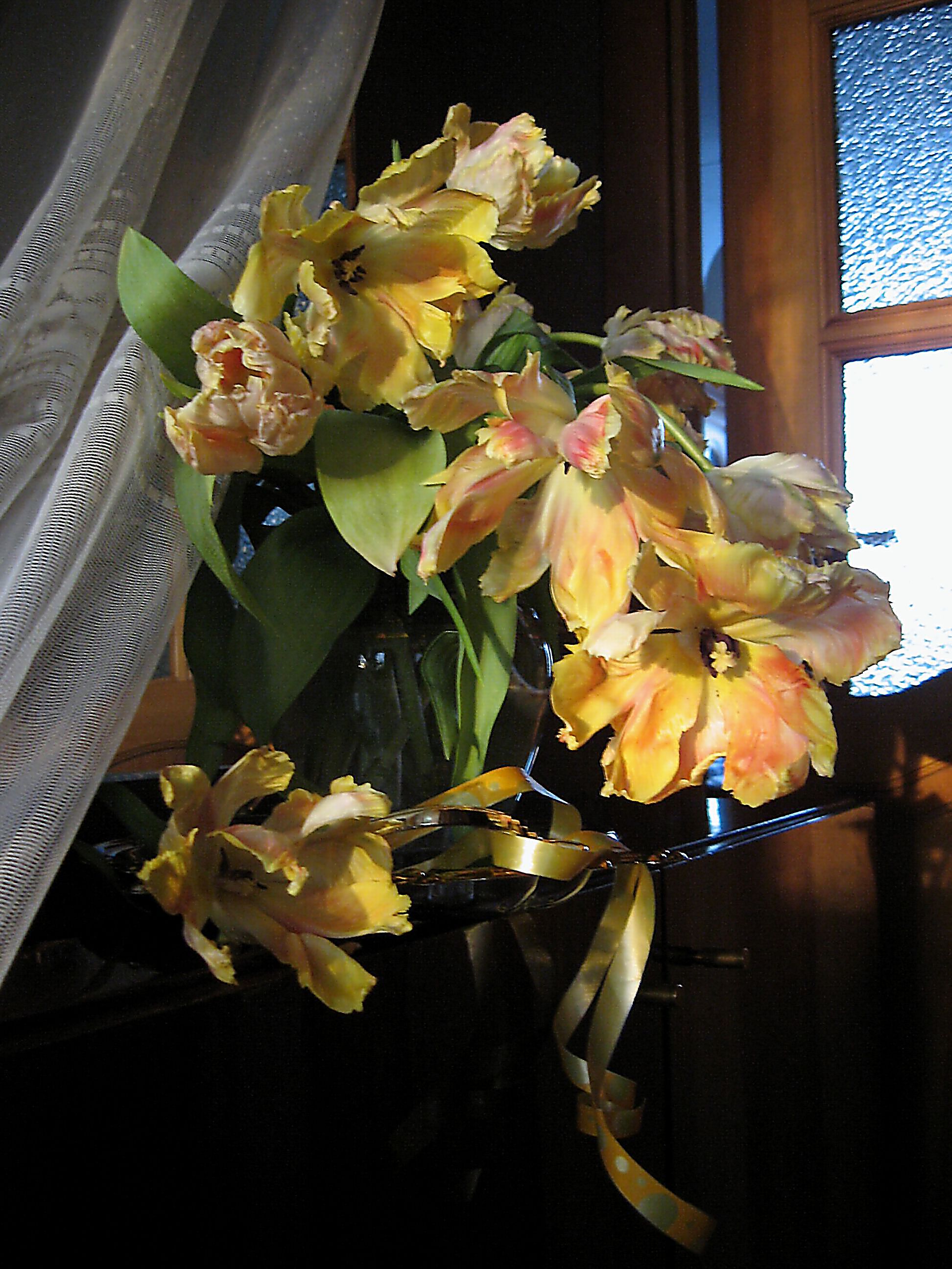 цветы, букет, тюльпаны, лента, ваза, желтый увет, Наталия Тихомирова
