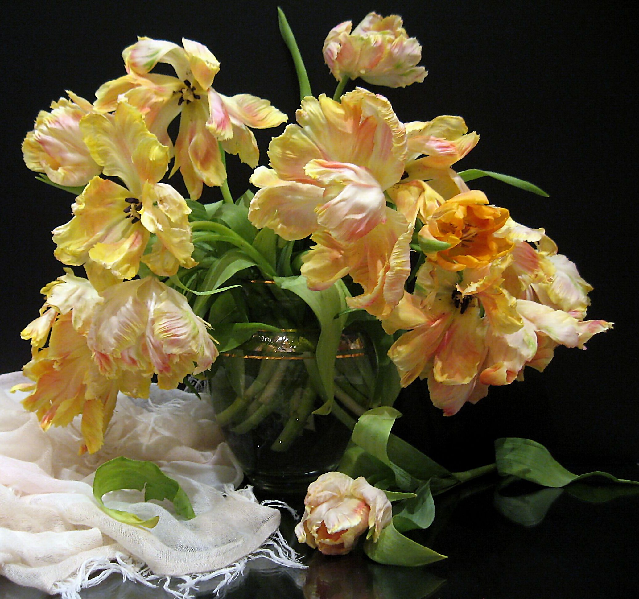 цветы, букет, тюльпаны, желтый цвет, ваза, хрусталь, шарф, Наталия Тихомирова