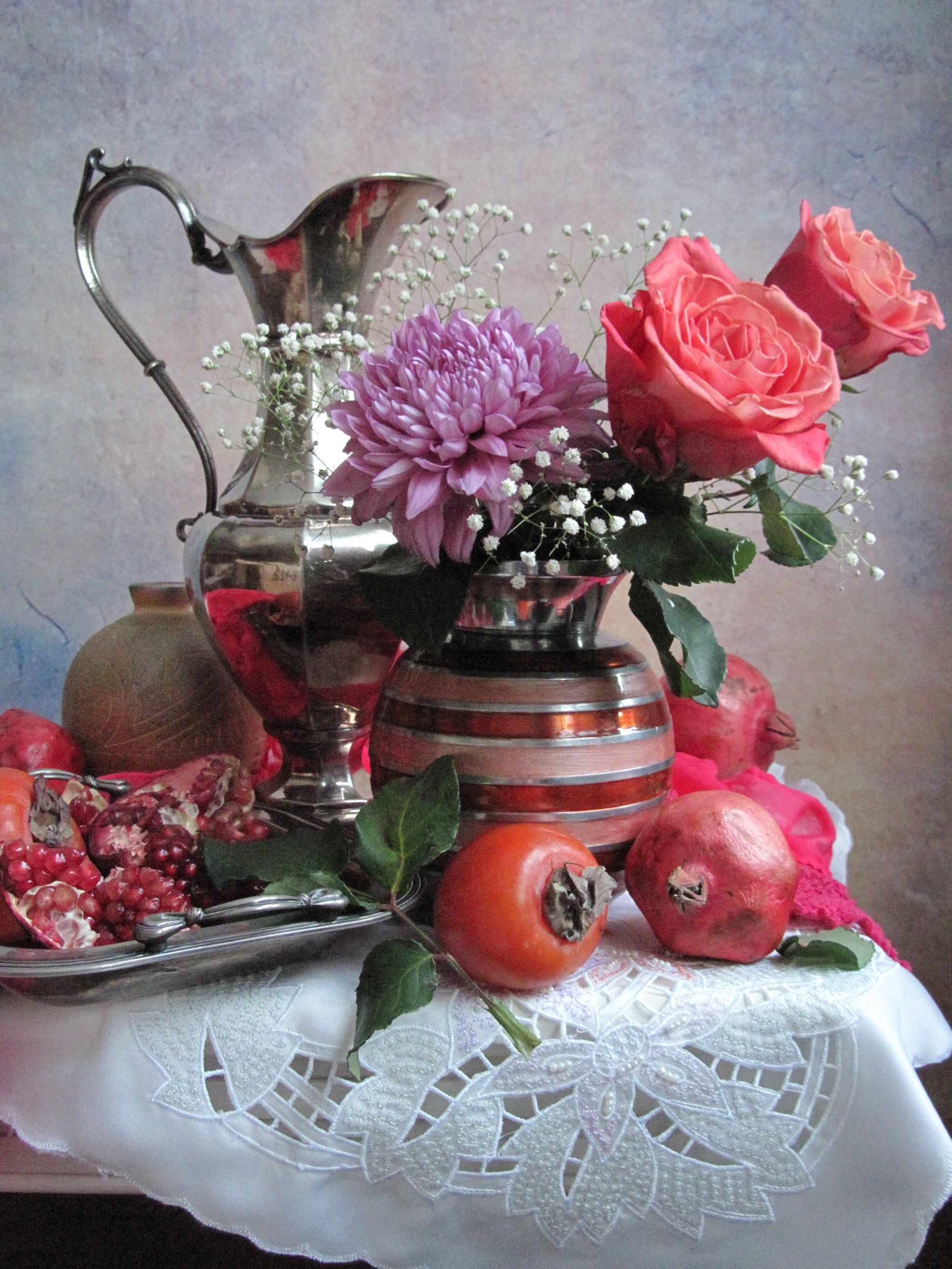 цветы, букет, розы, хризантема, гипсофила, фрукты, гранаты, хурма, кувшин, вазы, поднос, салфетка, ришелье, шарф, розовый цвет,, Наталия Тихомирова