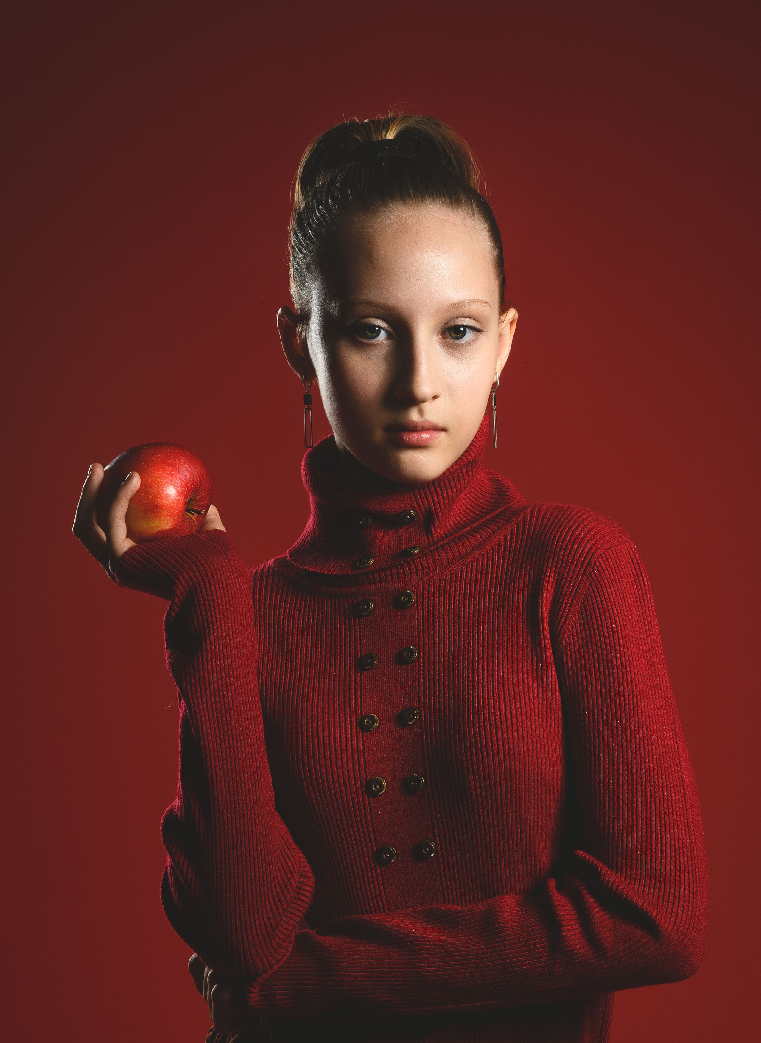 Девочка с яблоком, Ирина Власова