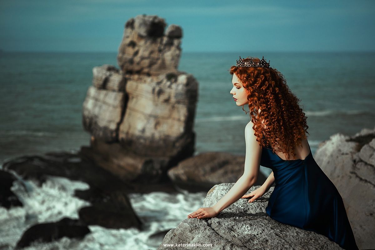 sea, ocean, waves, blue, princess, queen, crown, rocks, mood, ginger, red head, woman, wind, feel, lonely, Assol, red wings, Катерина Клио