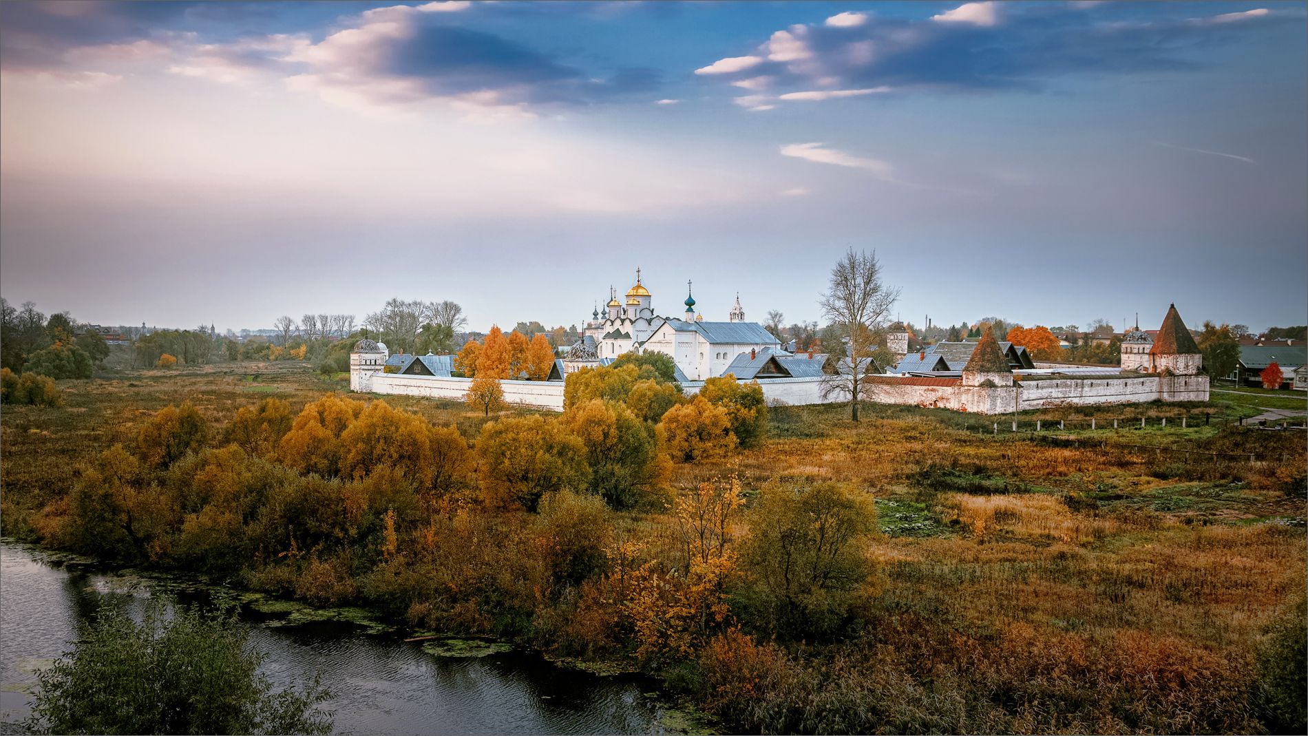 Город Суздаль осень