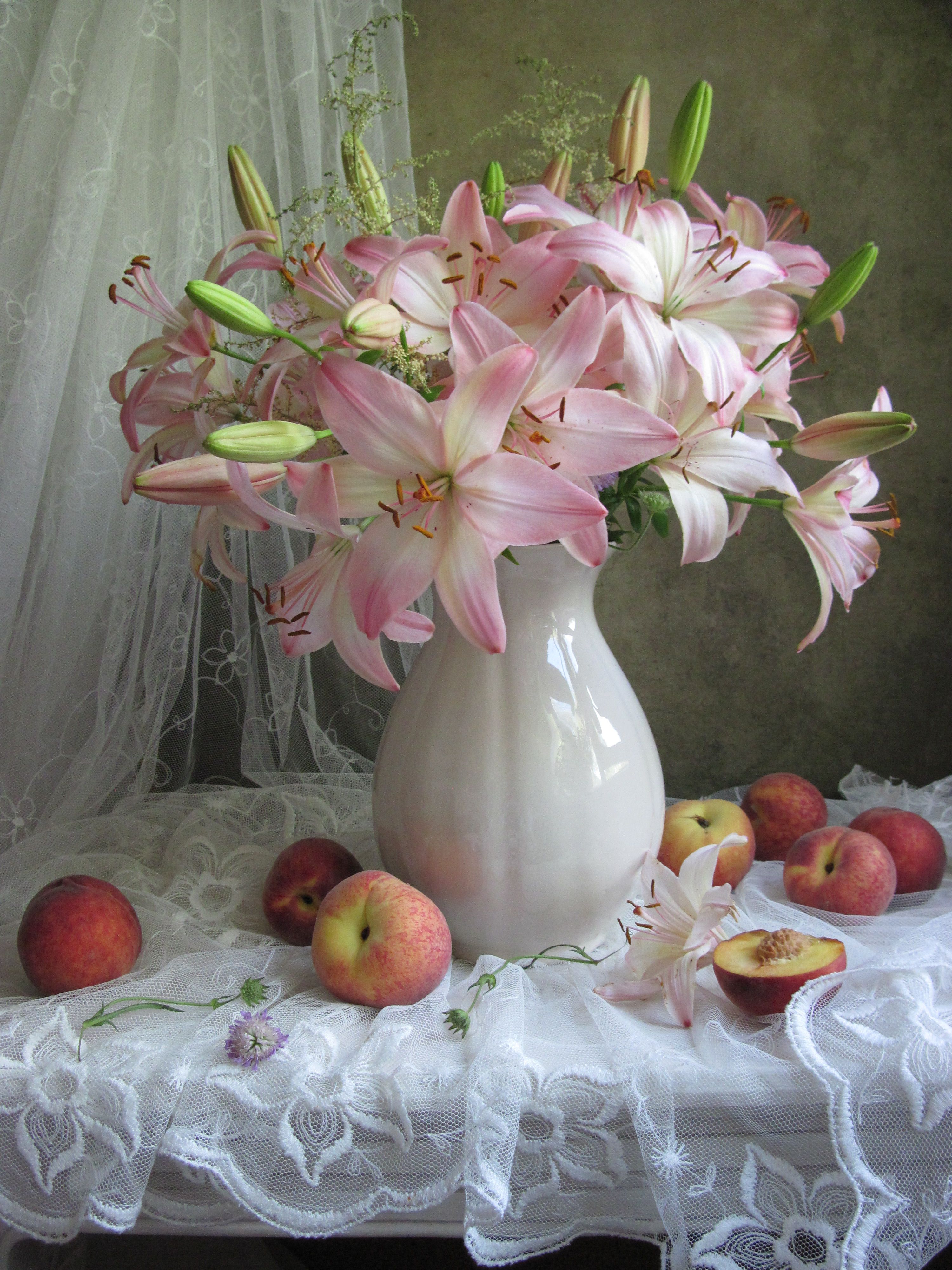 цветы, букет, лилии, азиатские лилии, фрукты, персики, ваза, фарфор, Наталия Тихомирова